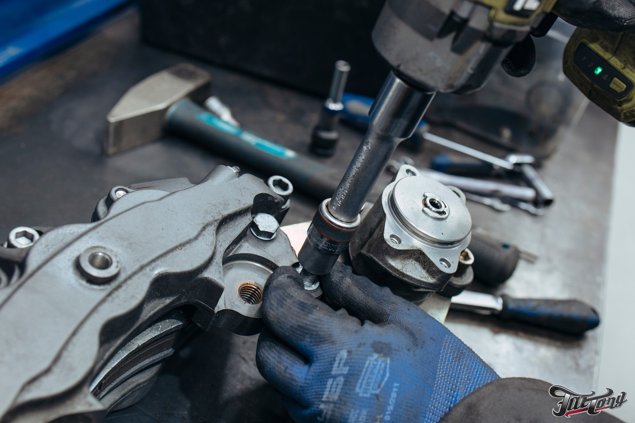 Суппорта Wilwood окрас в красный с нанесением логотипа. DeLorein