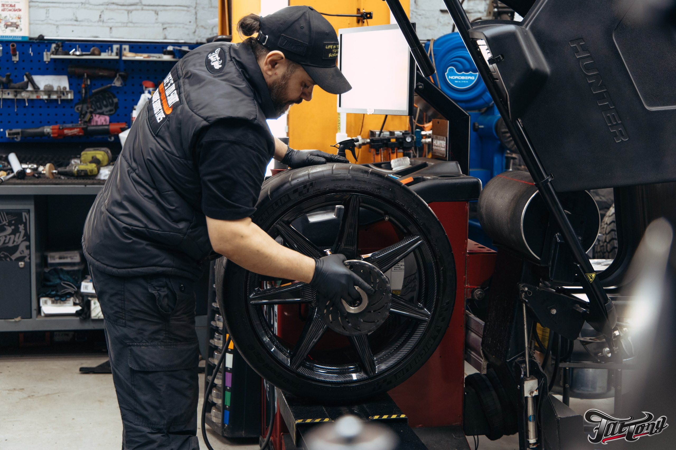 Ford Mustang Shelby сборка и шиномонтаж карбоновых дисков. DeLorein