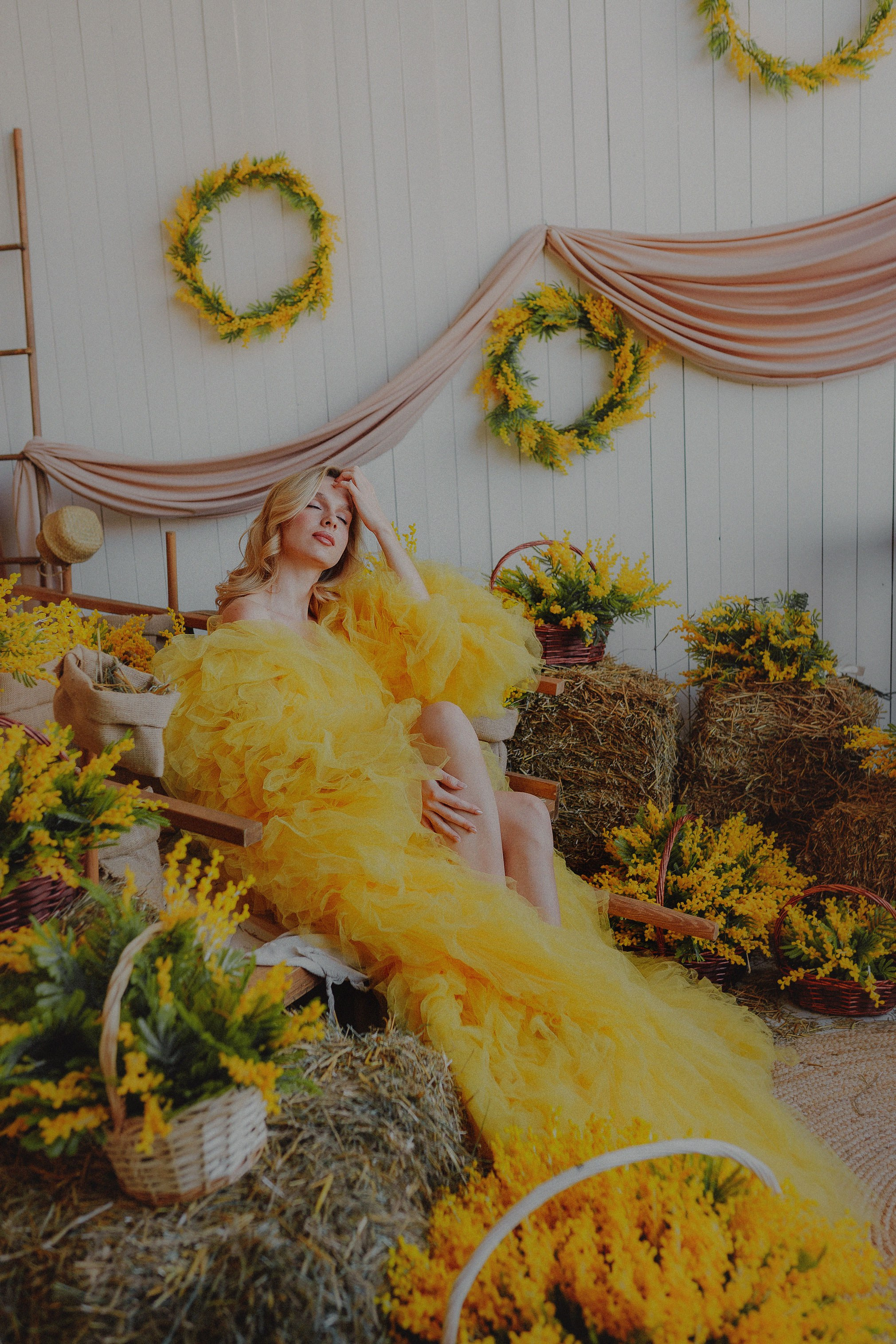 Фотосессия с цветами мимозы, яркая фотосессия в желтом платье, весенняя съемка девушки в желтом платье, фотография девушки в желтом длинном платье.