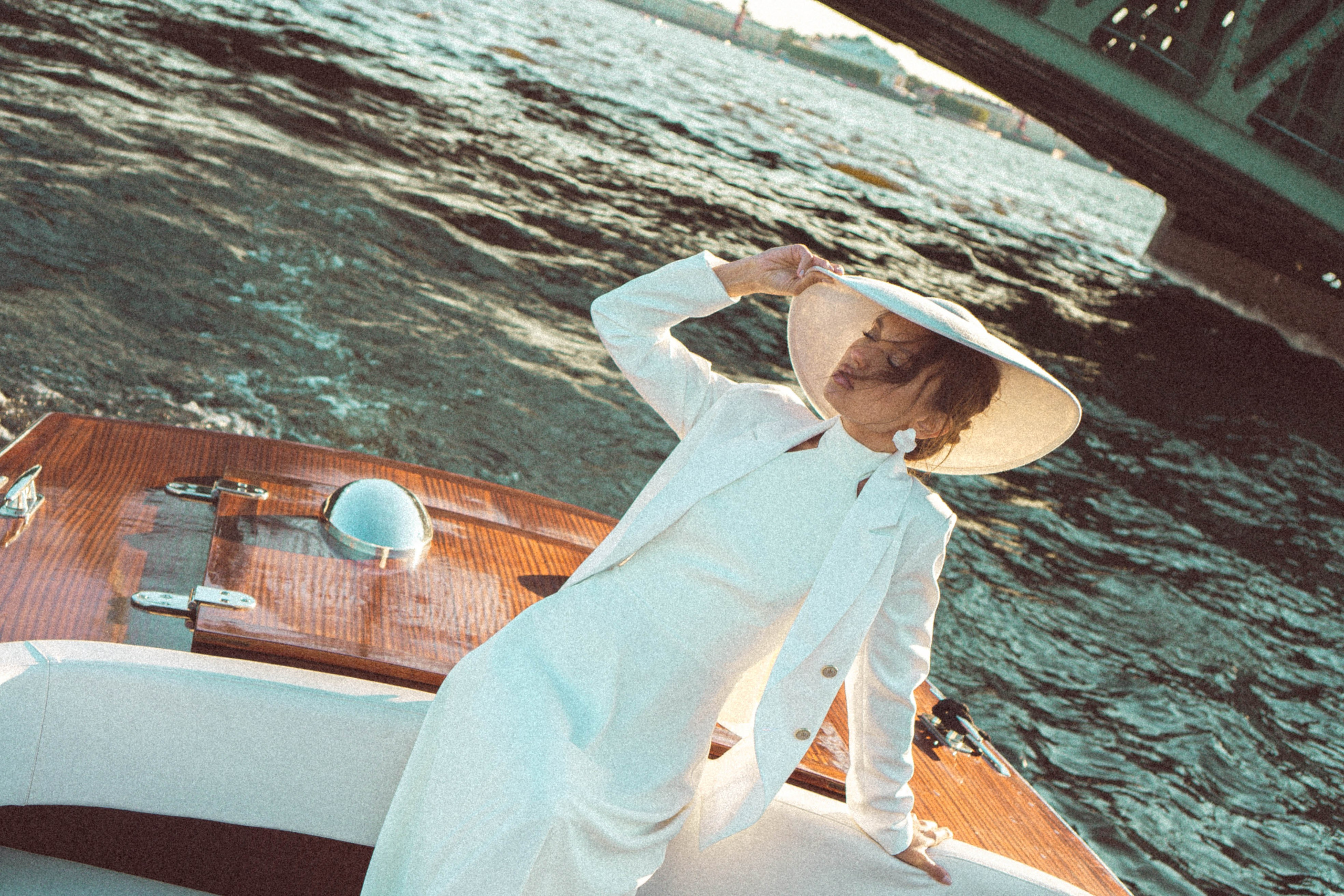 СВАДЕНБНАЯ СЬЕМКА НА КАТЕРЕ ПО КАНАЛАМ САНКТ-ПЕТЕРБУРГА И В АКВАТОРИИ НЕВЫ. Профессиональный фотограф, Санкт-Петербург — Виктория Богомолова