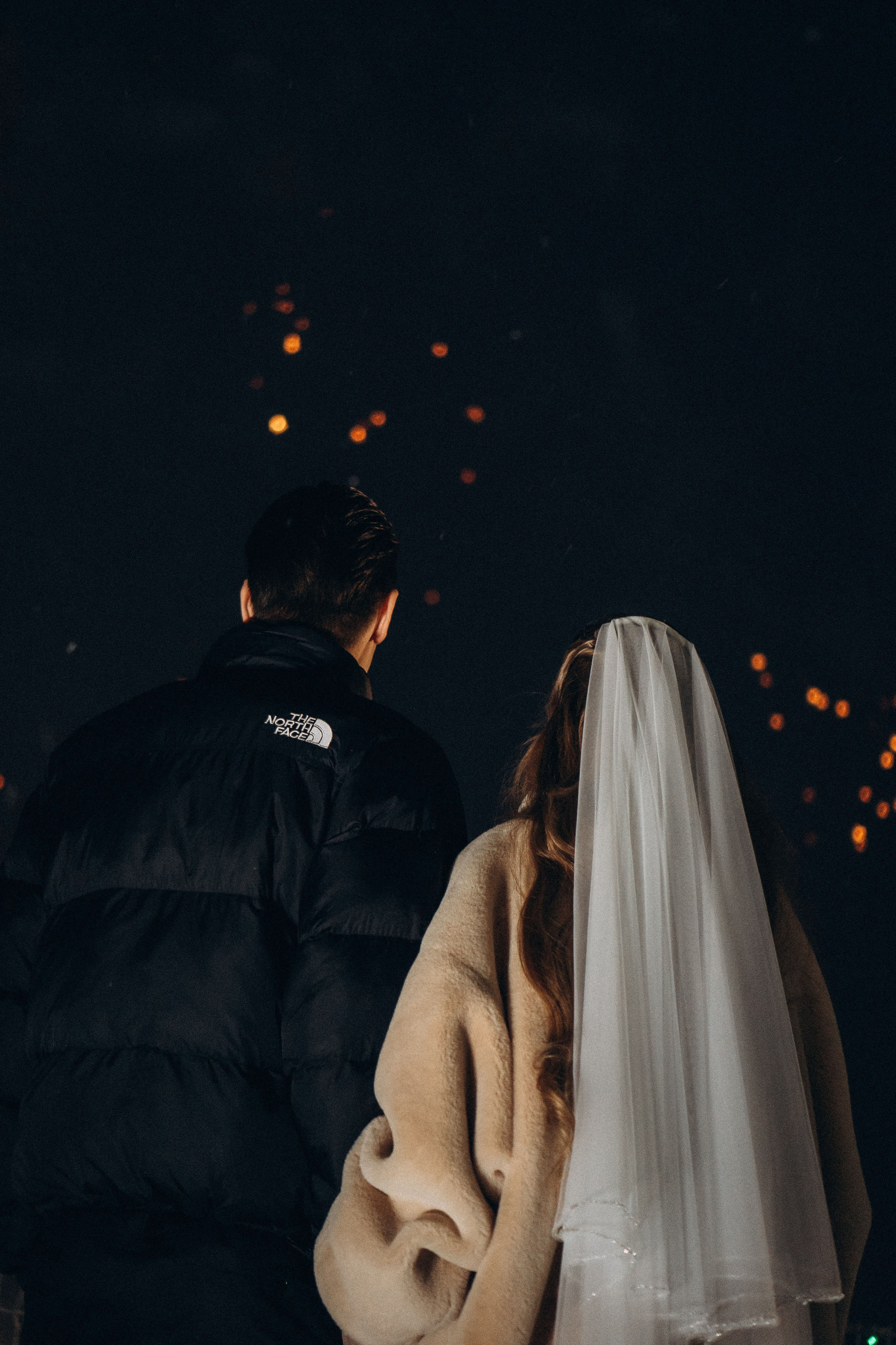 САЛЮТ НА СВАДЕБНОЙ ЦЕРЕМОНИИ (СНЯТО В СИБИРЕ В НИЖНЕВАРТОВСКЕ). Профессиональный фотограф, Санкт-Петербург — Виктория Богомолова