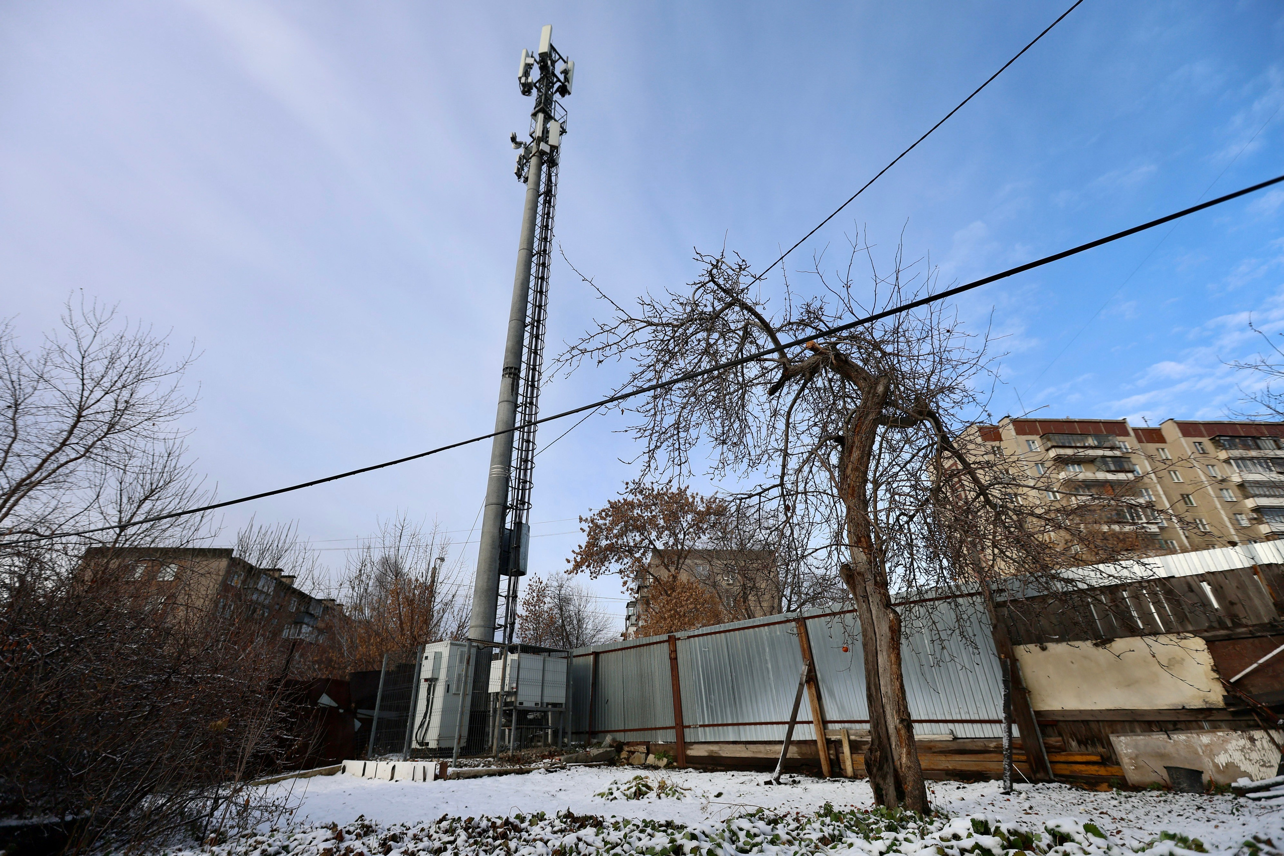 Людмила Владимировна. Хозяйка маленького дома в окружении многоэтажек. Репортажный фотограф Наталья Лапцевич