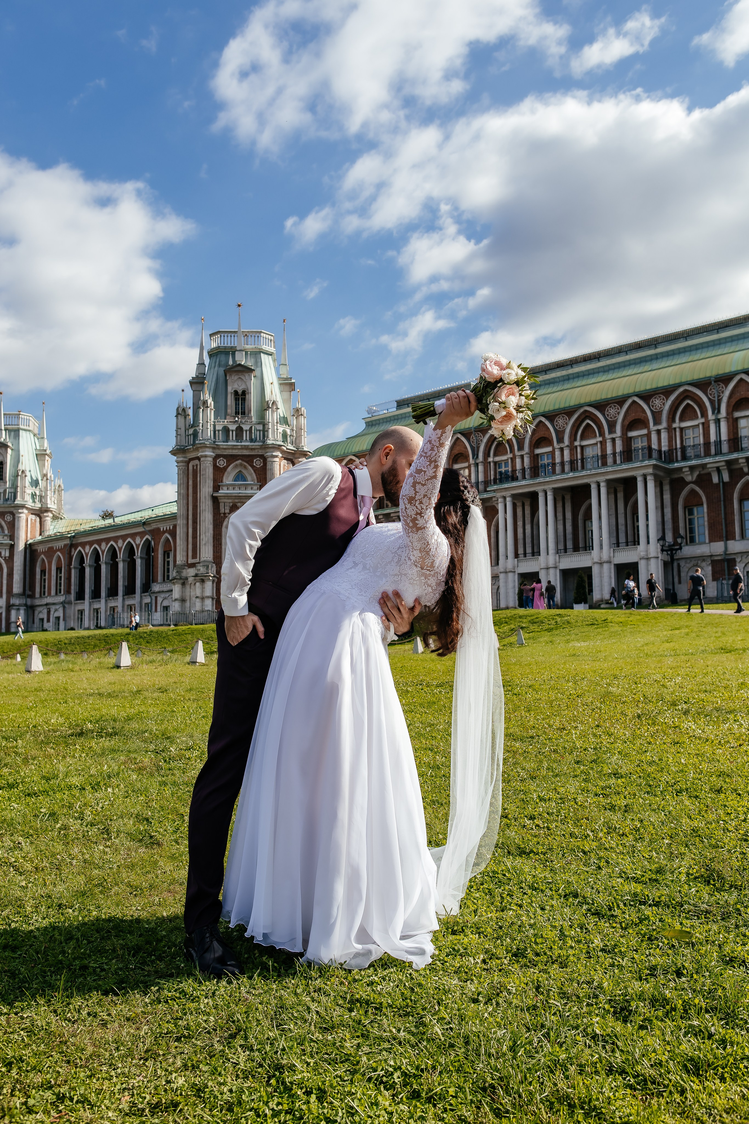 Романтическая свадебная фотопрогулка в Царицыно после ЗАГСа. Свадебный фотограф в Москве