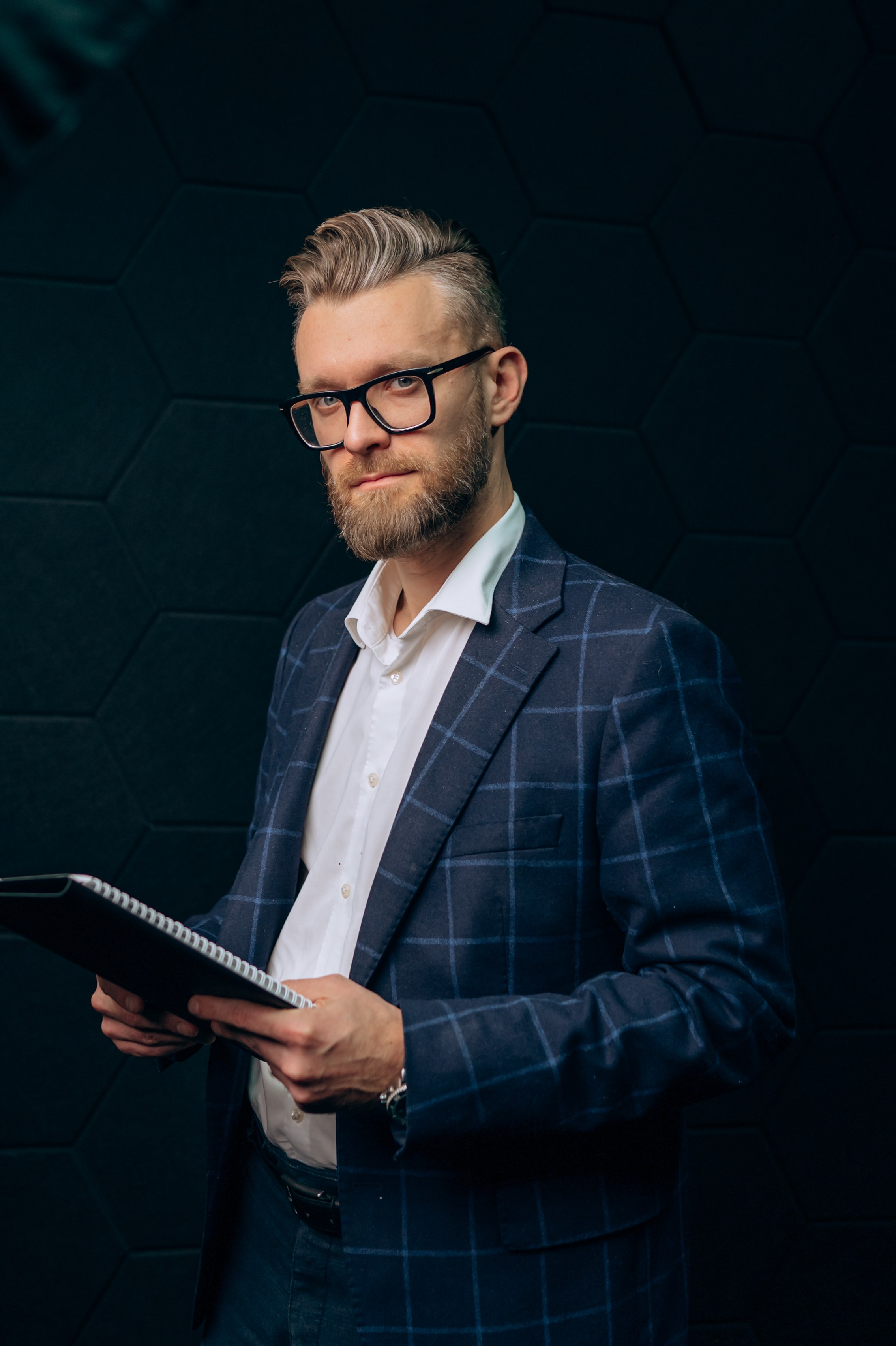 #деловойпортрет #бизнеспортрет #мужскойпортрет #профессиональныйпортрет #портретнаделовую #headshots #businessheadshot #corporateheadshot #геройнафото #студийнаяфотосессия #портретдлярезюме #портретдляLinkedIn #партнерскиепартнёры #мужскойстиль #деловойобраз