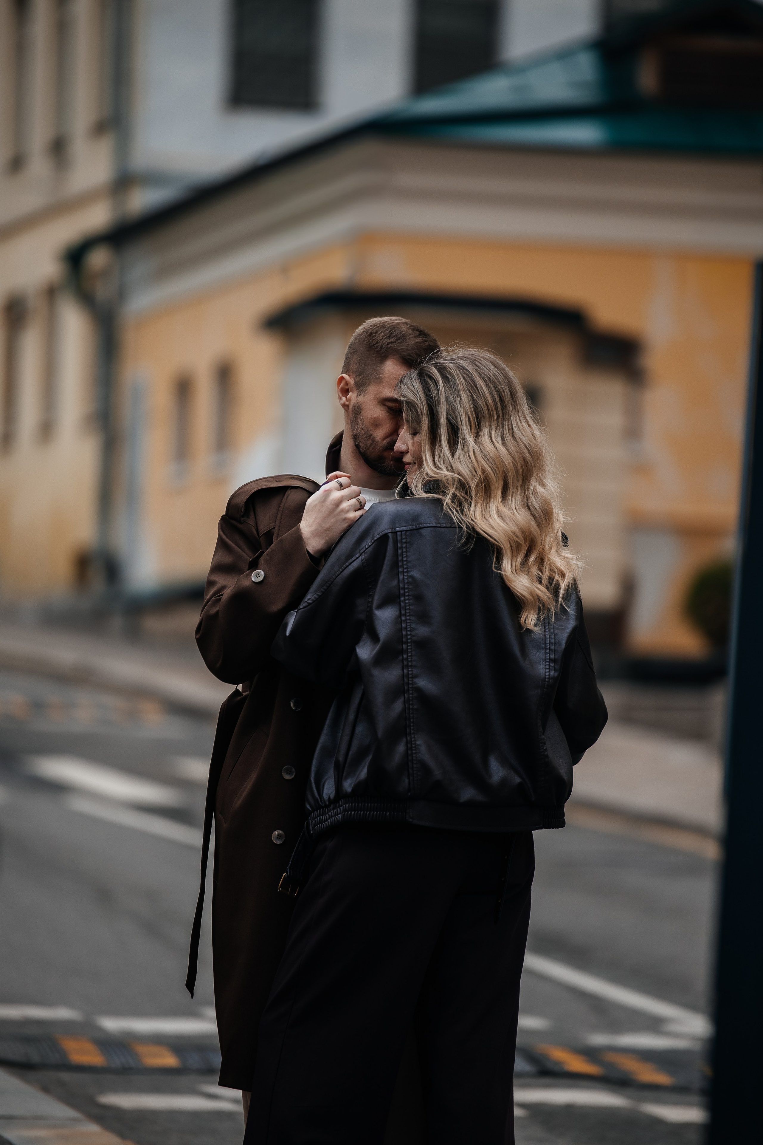 Романтическая прогулка в московском переулке. Свадебный и семейный фотограф в Москве Красинская Мария