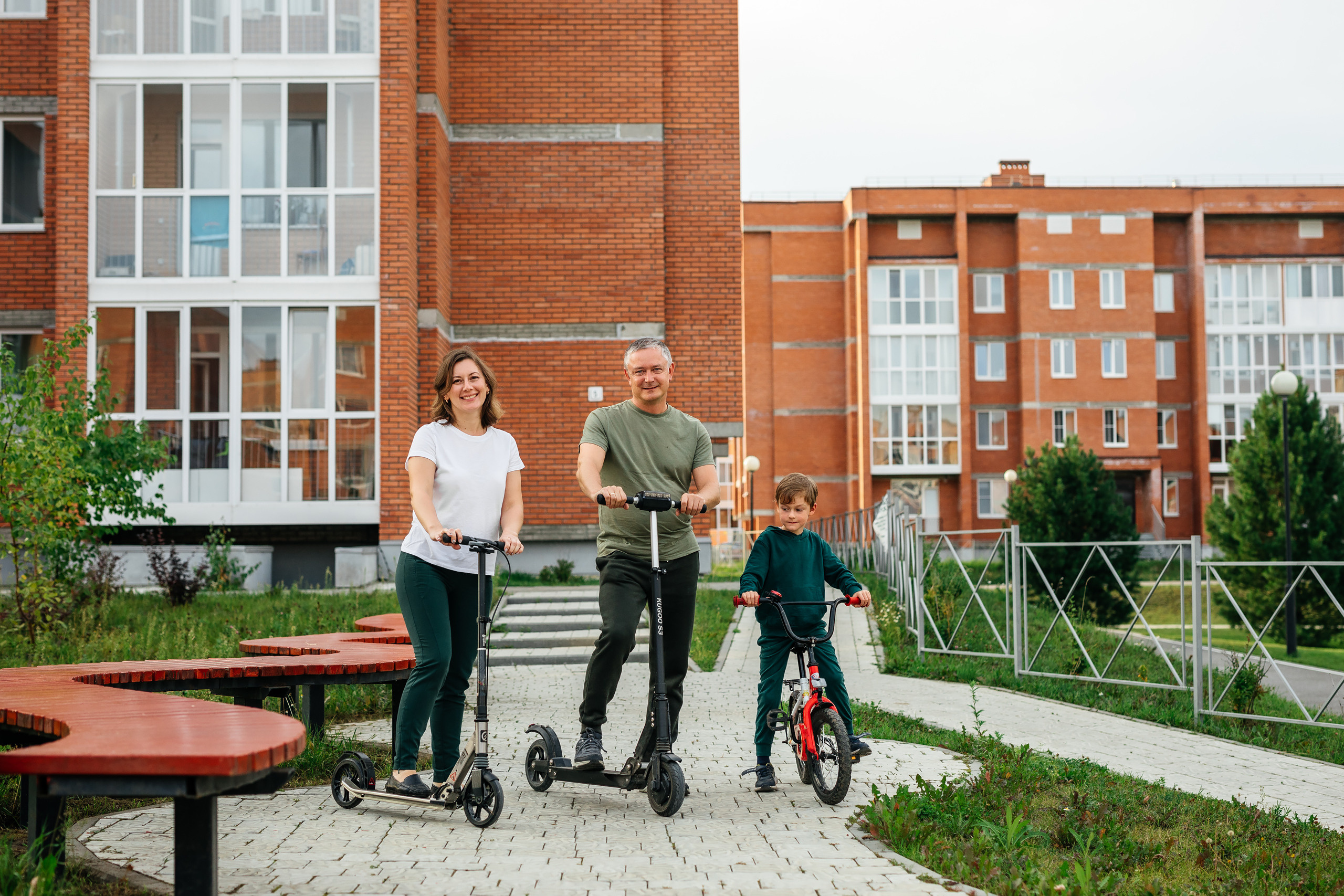 На самокатах