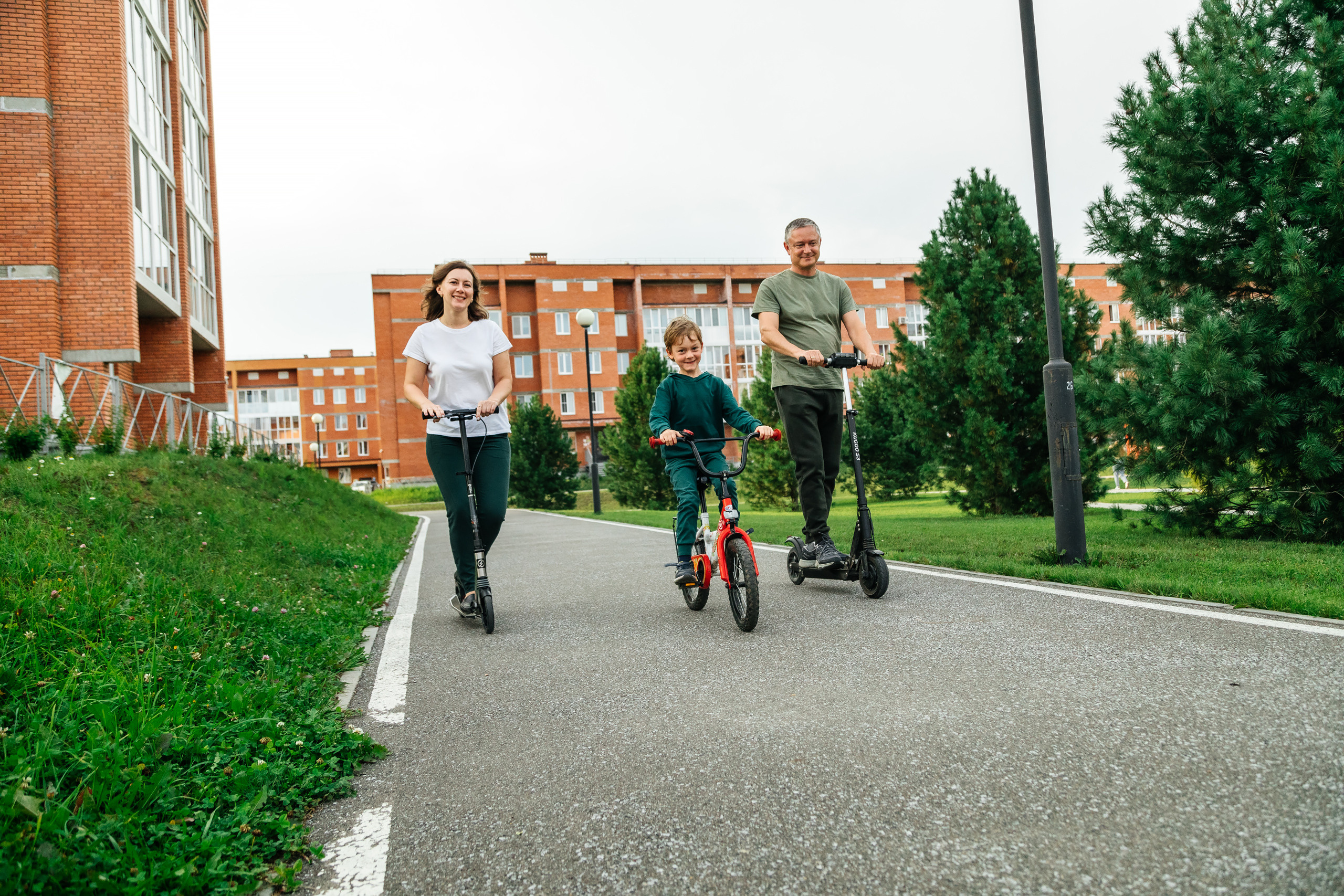 На самокатах. Свадебный фотограф в Томске Екатерина Дмитриева