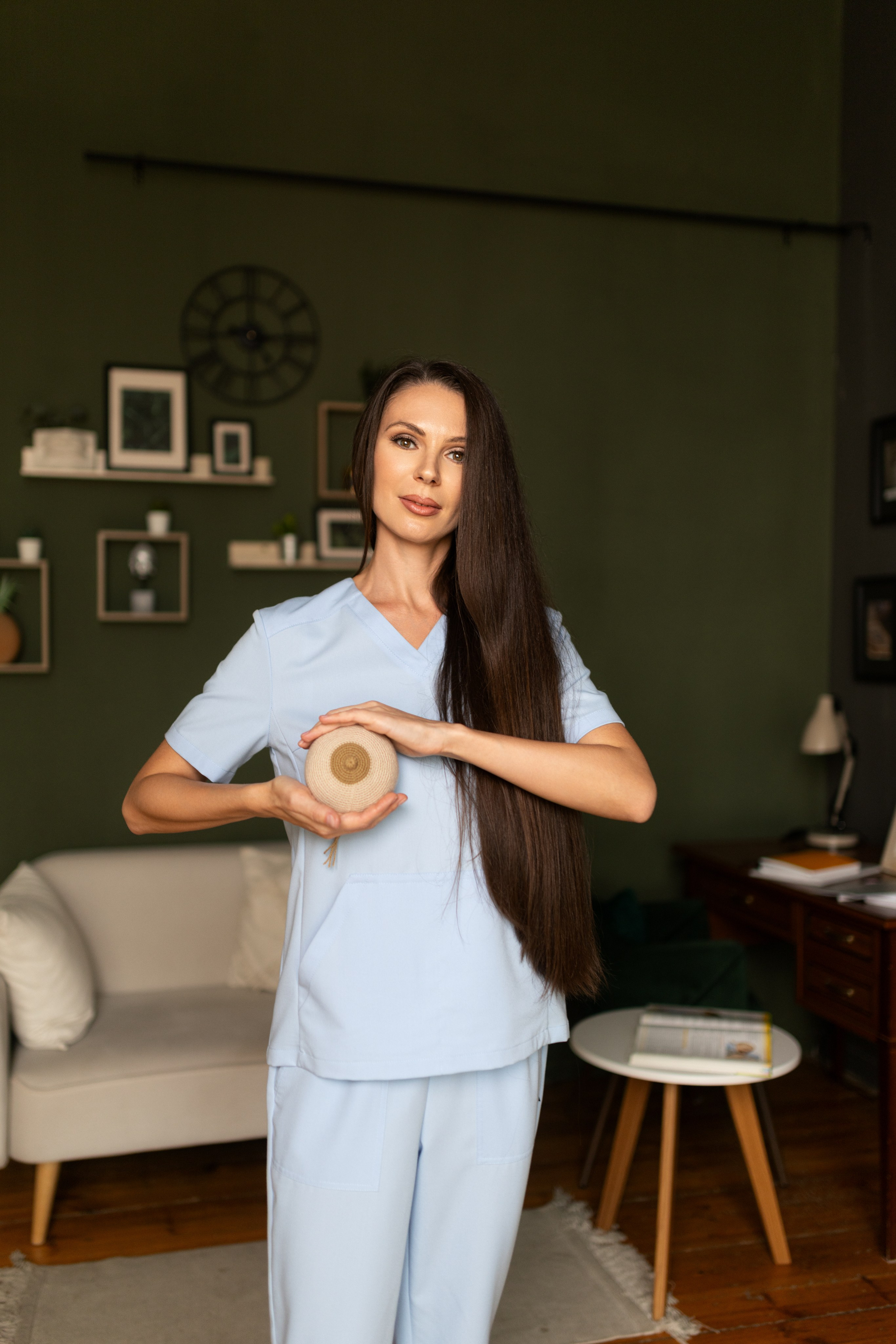 Контент съемка в студии с интерьером с Оксаной — специалиста по грудному вскармливанию для контента. Дмитрий Шульгин, портретный фотограф в Воронеже