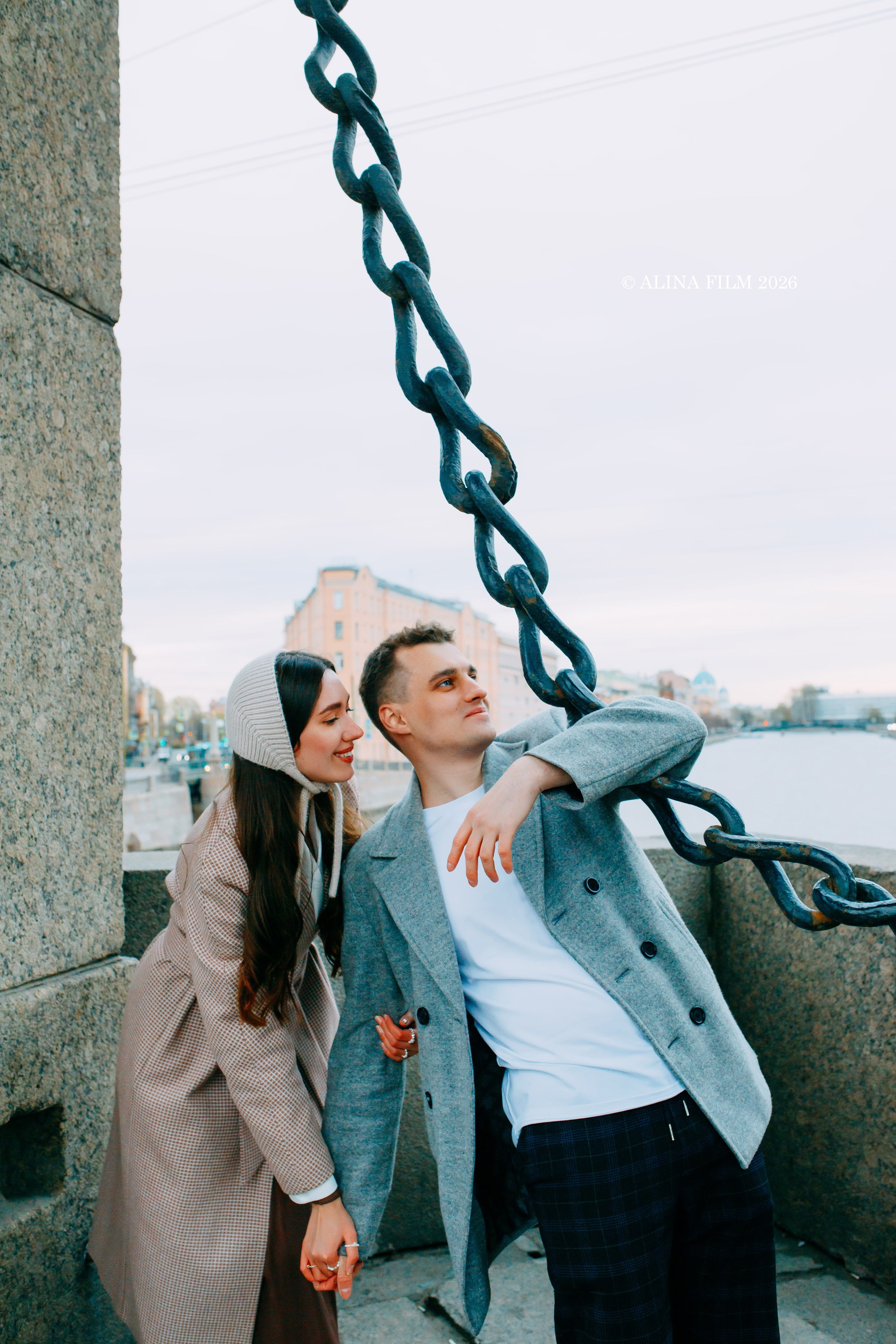 Фотосессия лавстори на Старо-Калинкином мосту. Фотограф в Санкт-Петербурге Alina Film