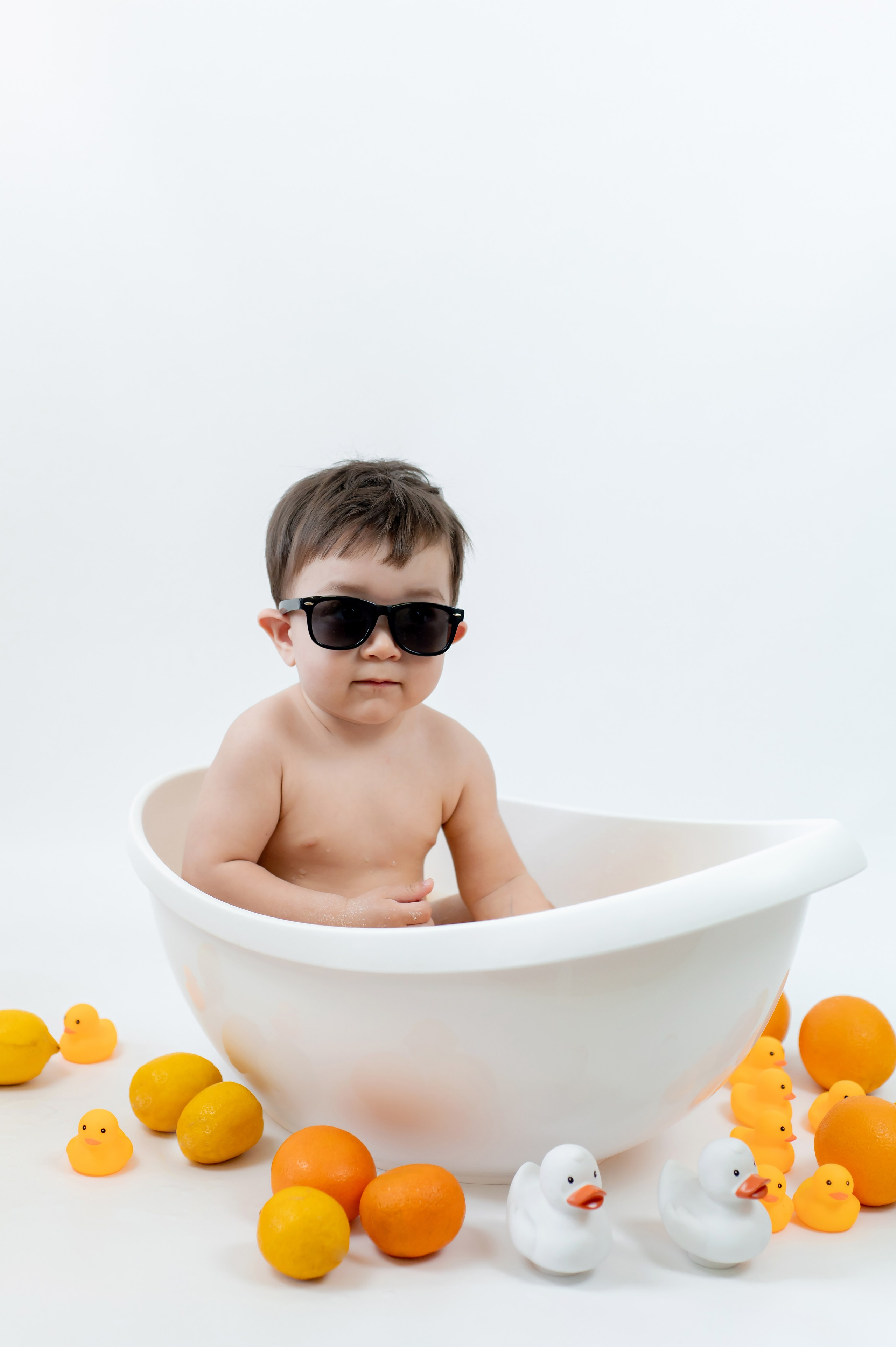 Купание в ванночке. Детский и семейный фотограф Эльмира Веселова. Детская фотостудия Мира. Фотосессия на годик