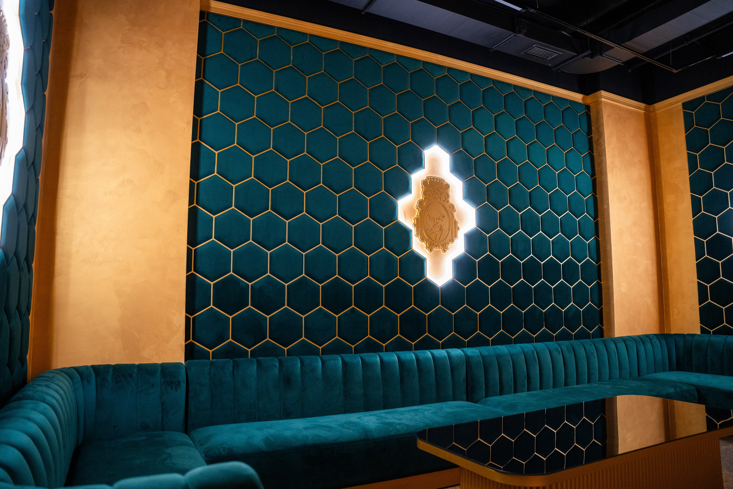 Фотосъемка интерьера стриптиз-клуба Hefner — элитный клуб Краснодара. Интерьерная фотосъемка клуба Hefner в Краснодаре — профессионально. Шедевры для Вас! Фотограф и Видеограф в Краснодаре Пахиев Руслан