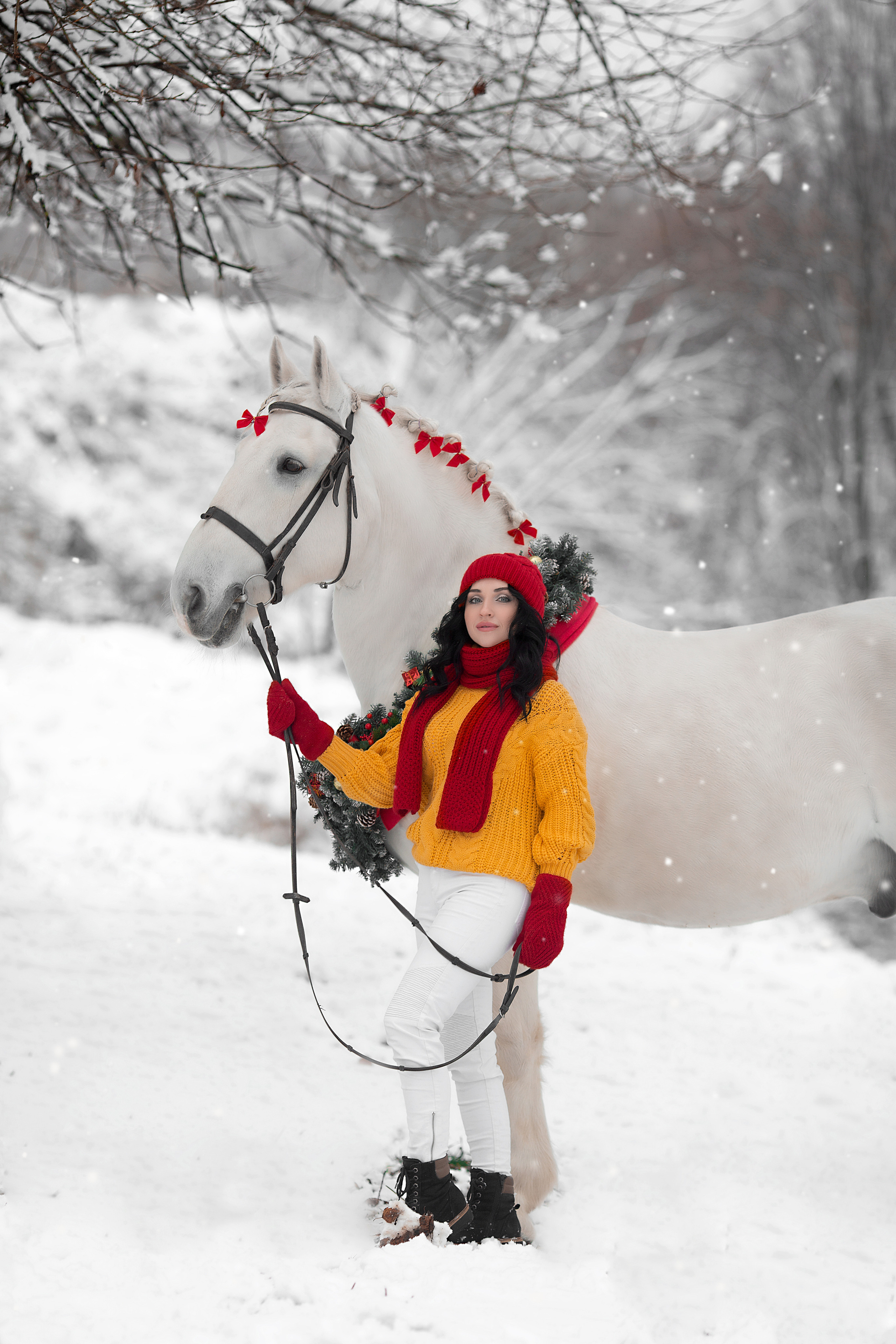 Яркий зимний комплект для фотосессии. Фотосессия с лошадьми в Нижнем Новгороде