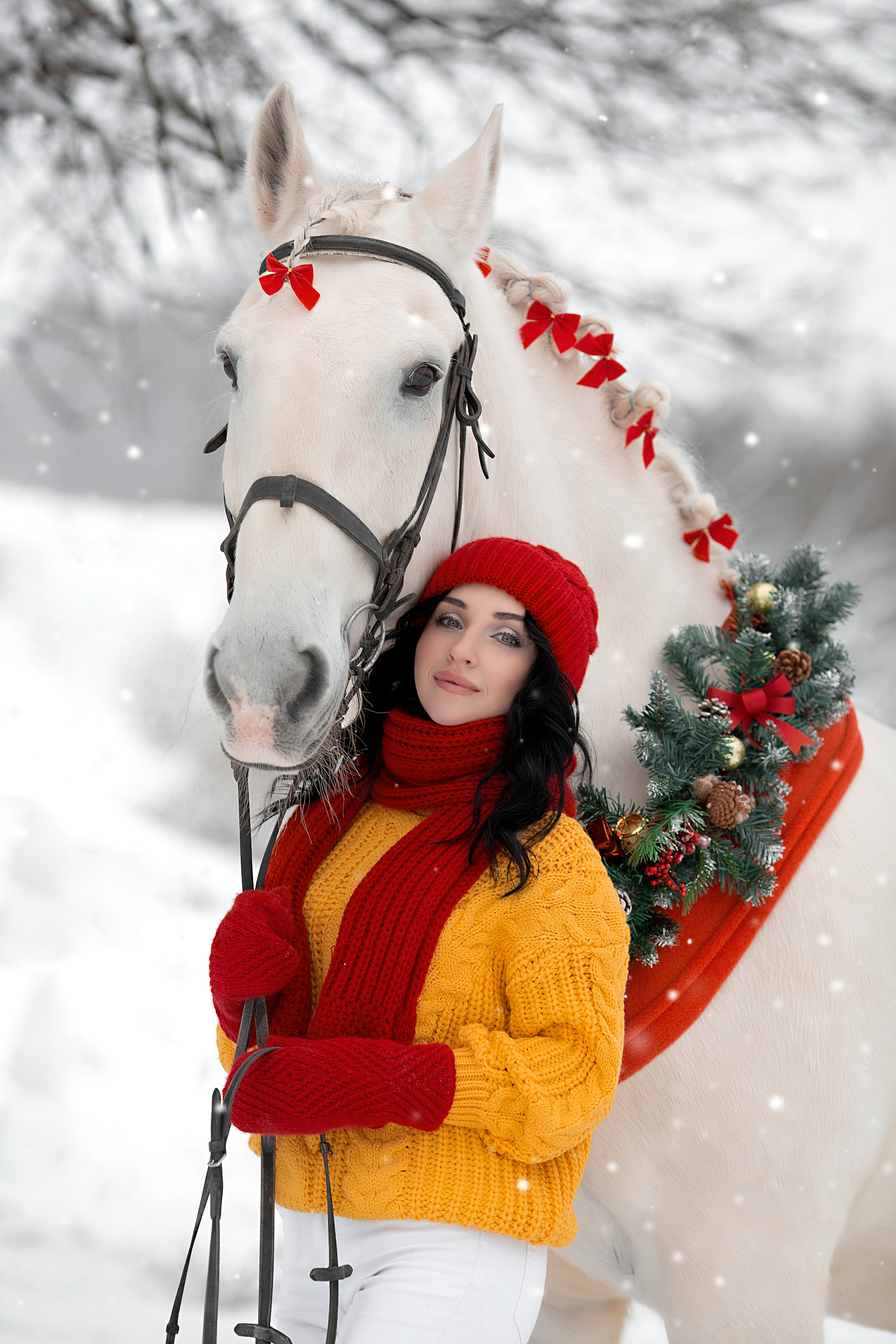 Яркий зимний комплект для фотосессии. Фотосессия с лошадьми в Нижнем Новгороде