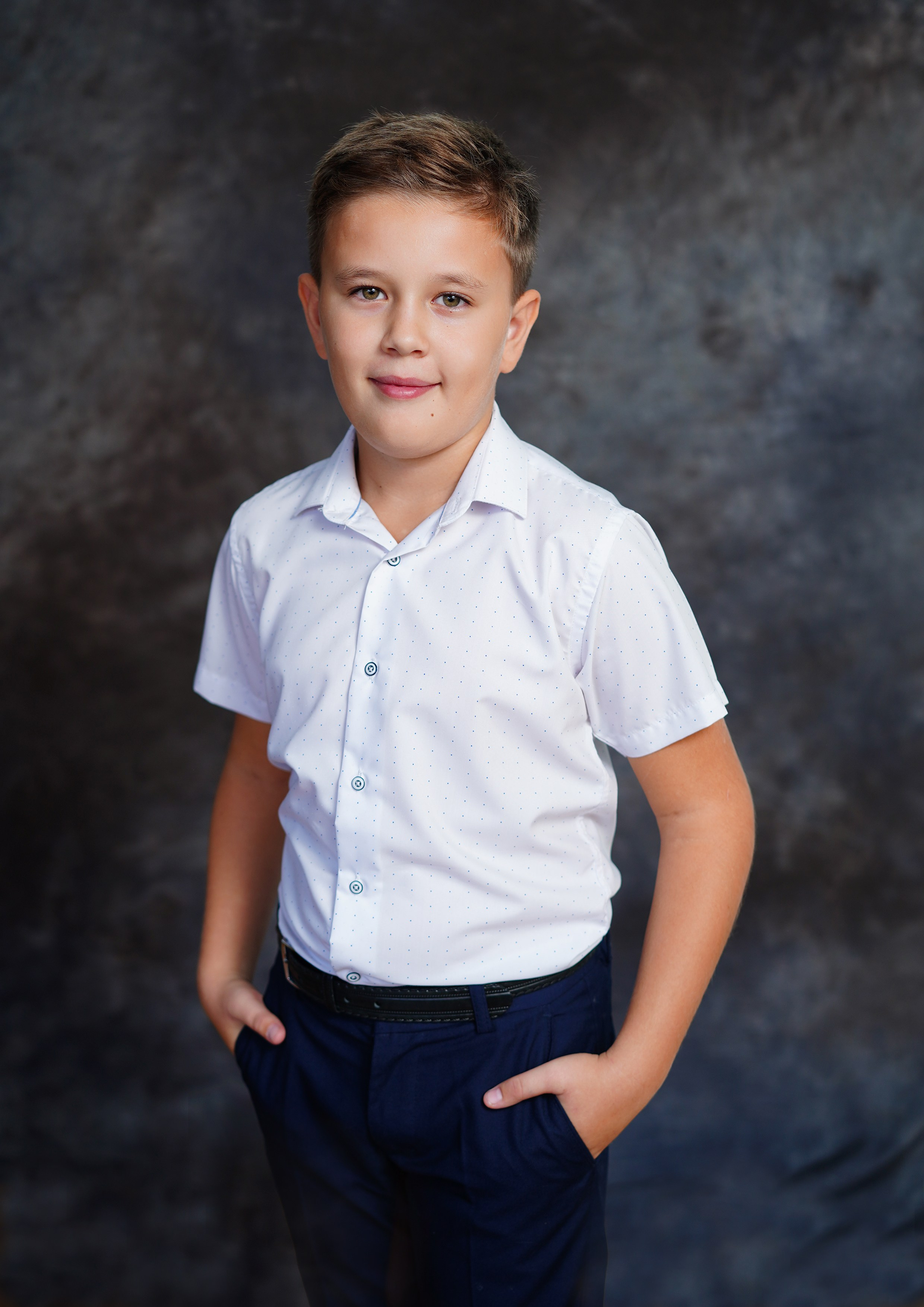 фон тканевый темно серый, съемку проводили в школьном помещении