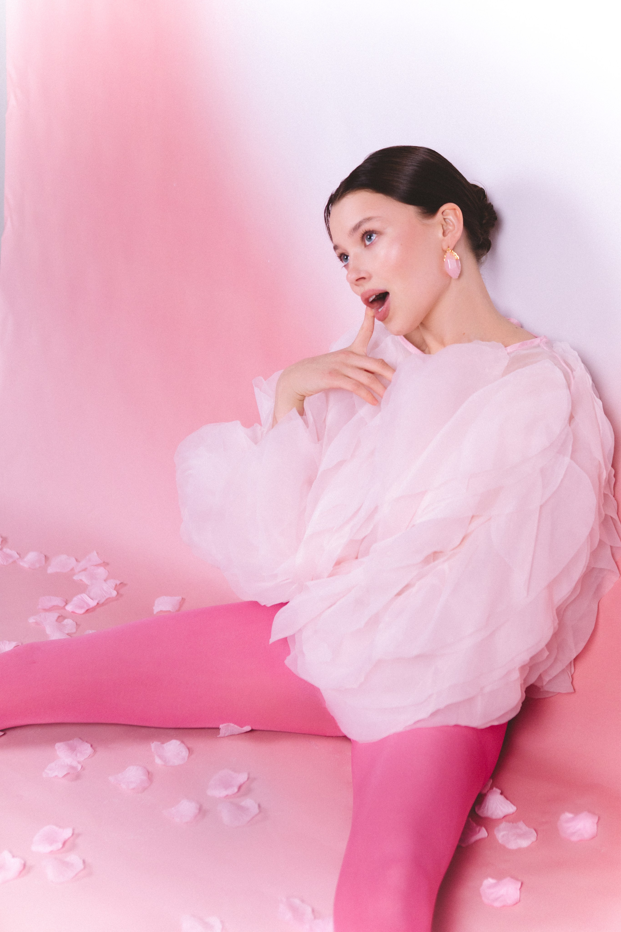 Регина. Фотосессия на розовом фоне. Фотограф в Москве Ольга Сатони