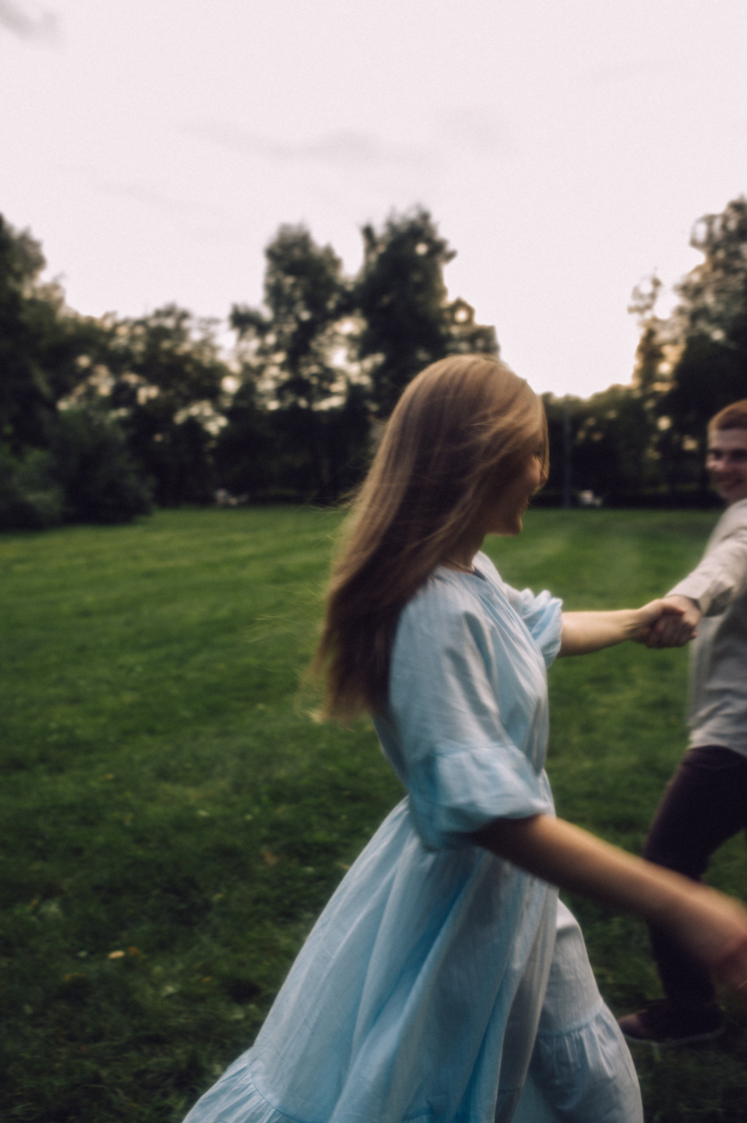 Ветер в волосах, нежность и поцелуи🤍. Лайфстайл фотограф в Москве Серебрянская Фаина