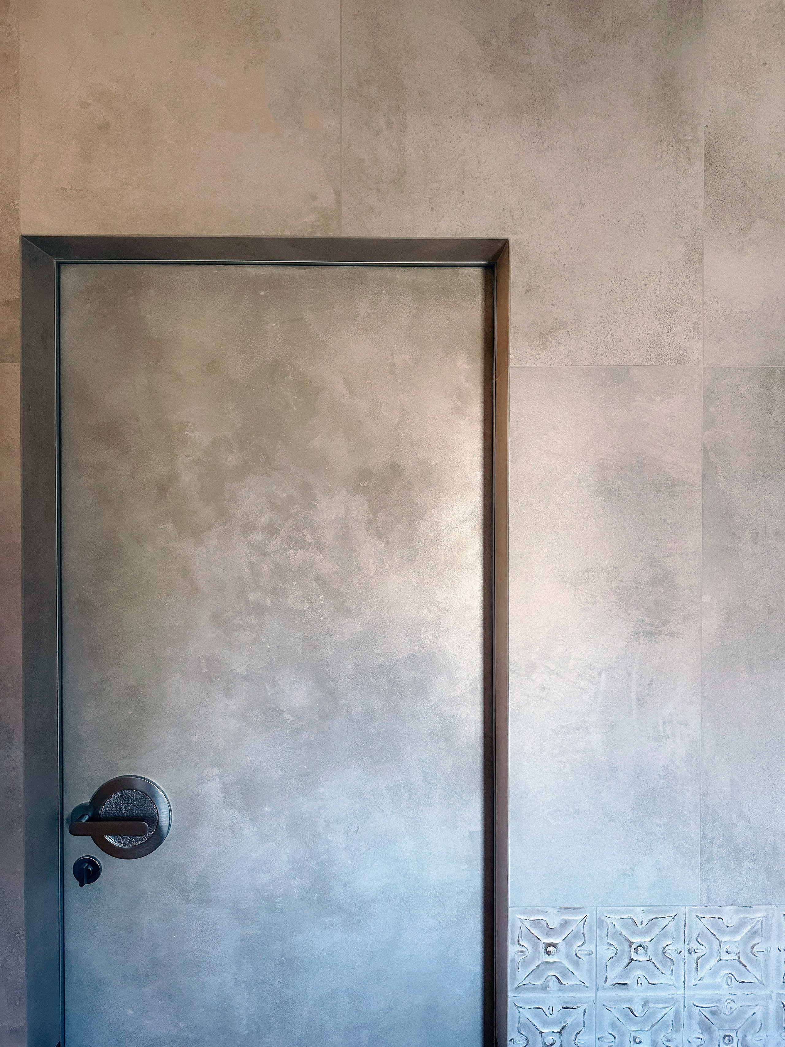 Квартира дверь в ванной комнате. SOLOMAKHINA| САЛОН ДЕКОРАТИВНЫХ ПОКРЫТИЙ|