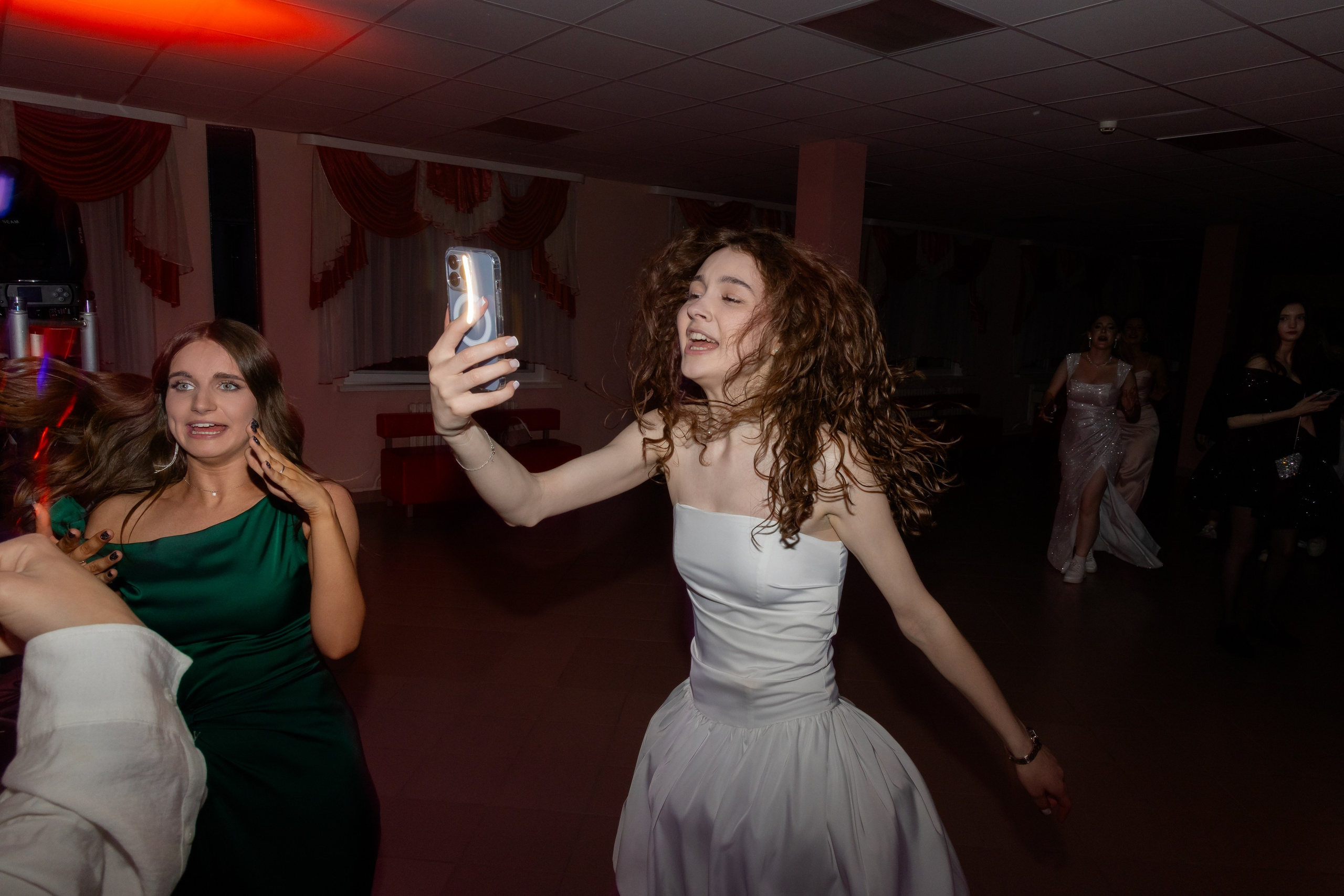 Школьный выпускной 2025 год в Минске, Беларуси. Свадебный фотограф в Минске/Беларуси Сергей Спиридонов