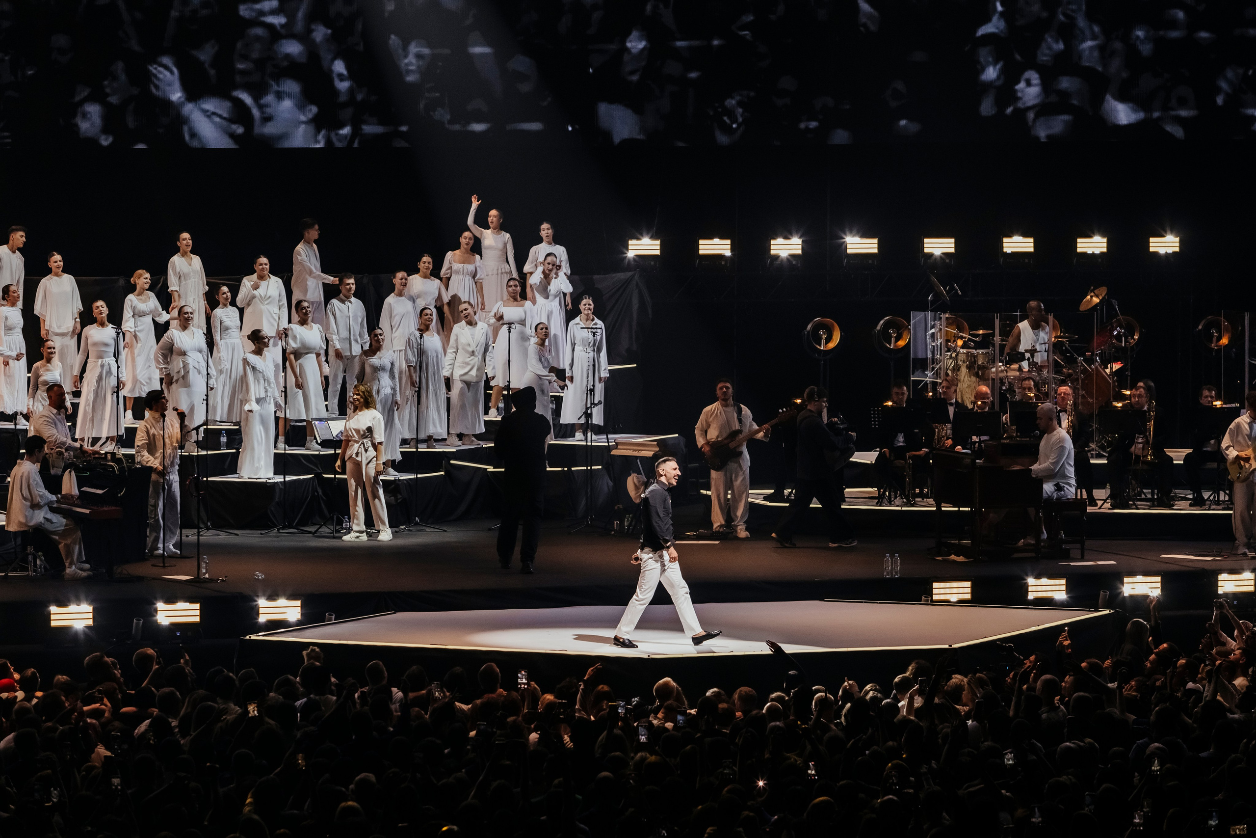 Концерт L’ONE с хором и симфоническим оркестром в Live Арене 19 октября 2025. Репортажный, event, концертный и backstage фотограф из Москвы Виталий Кривцов