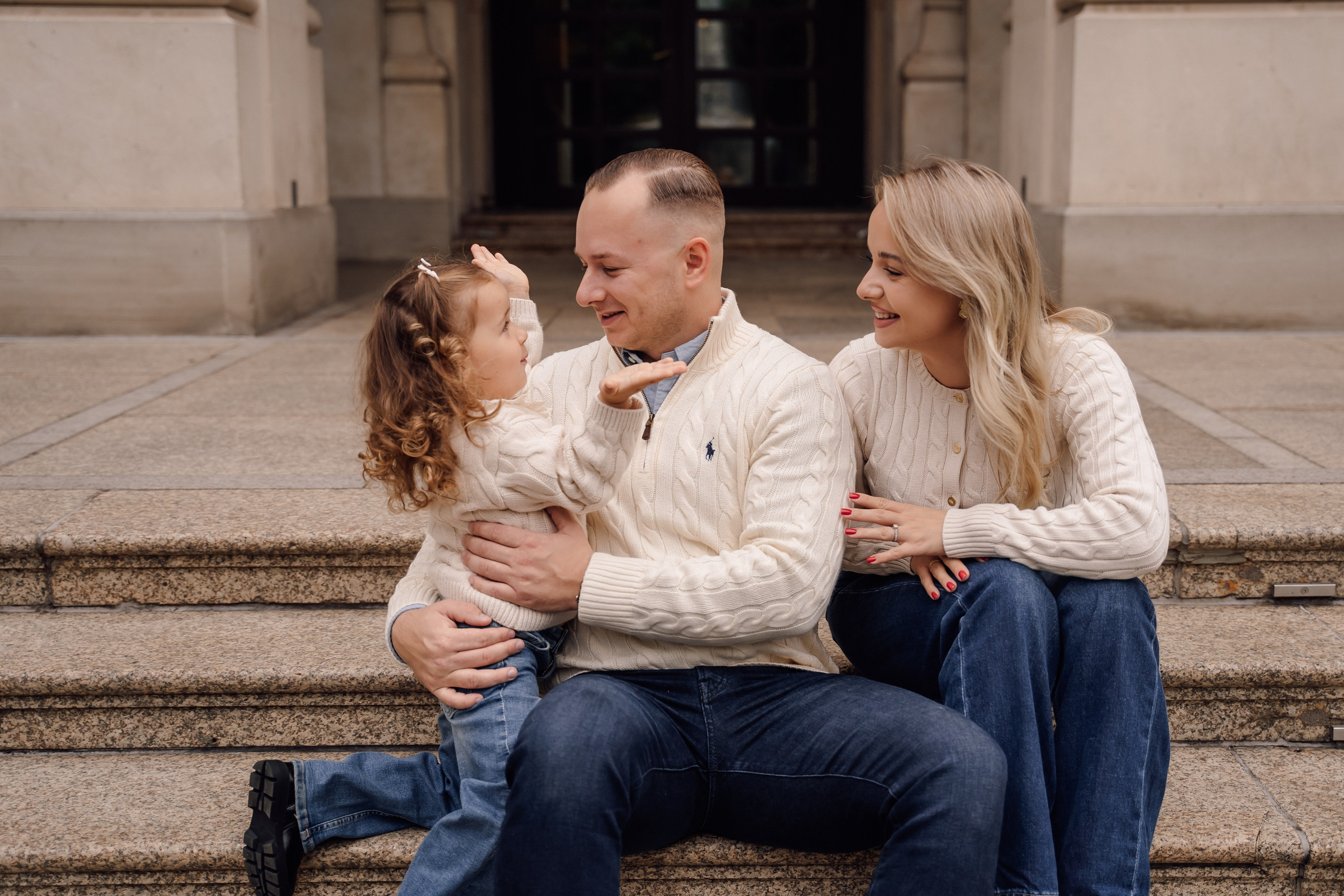 Family at Alte Oper. Анастасия Вайнер — свадебный и портретный фотограф в Германии и по всей Европе