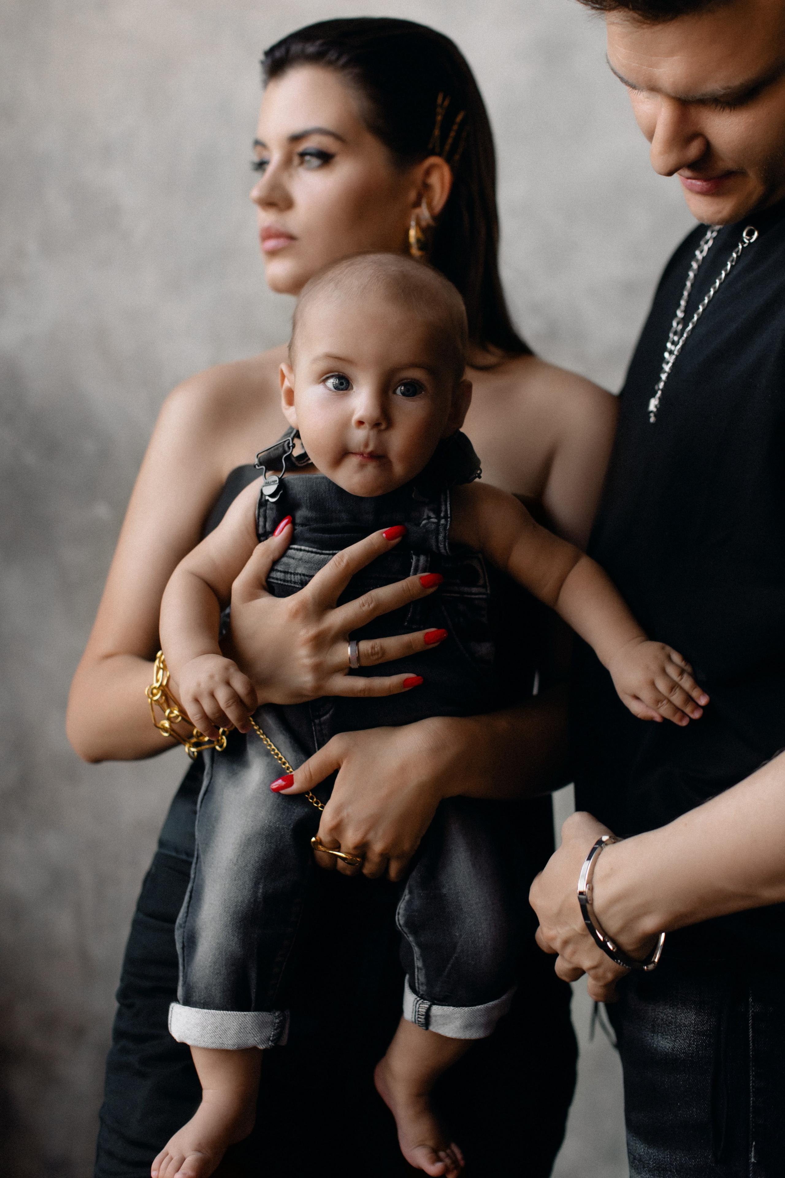 Мартину полгода. Семейная фотосессия в темной студии. Фотограф в Москве Ольга Сатони