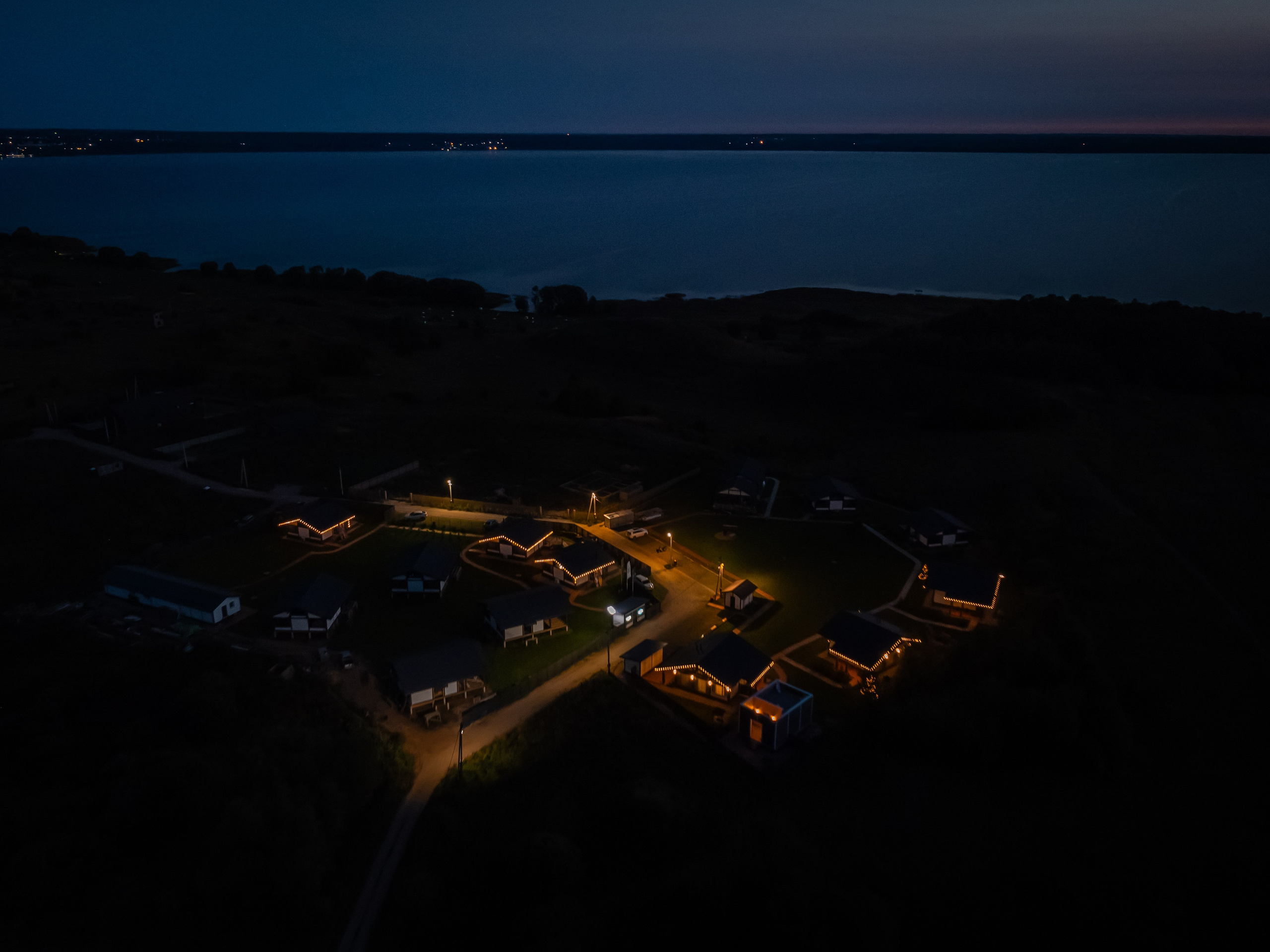 Переславль - Залесский, Загородный клуб "ОЗЕРО", Плещеево озеро, крестова гора, небо, трава, лето, ночь, дом