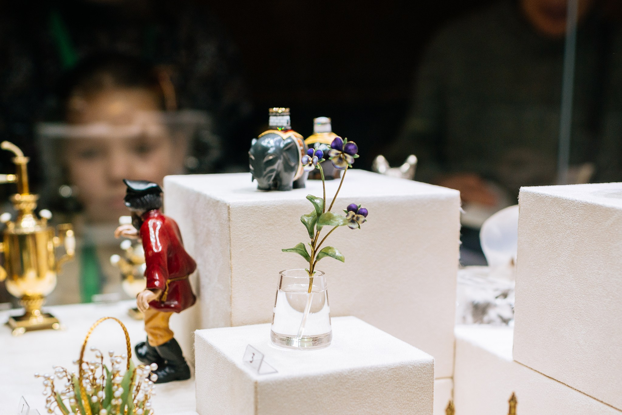 Егор Шапиро. Экскурсия в музей Фаберже. Ноябрь 24. Репортажный фотограф в Санкт-Петербурге Анастасия Клёпова