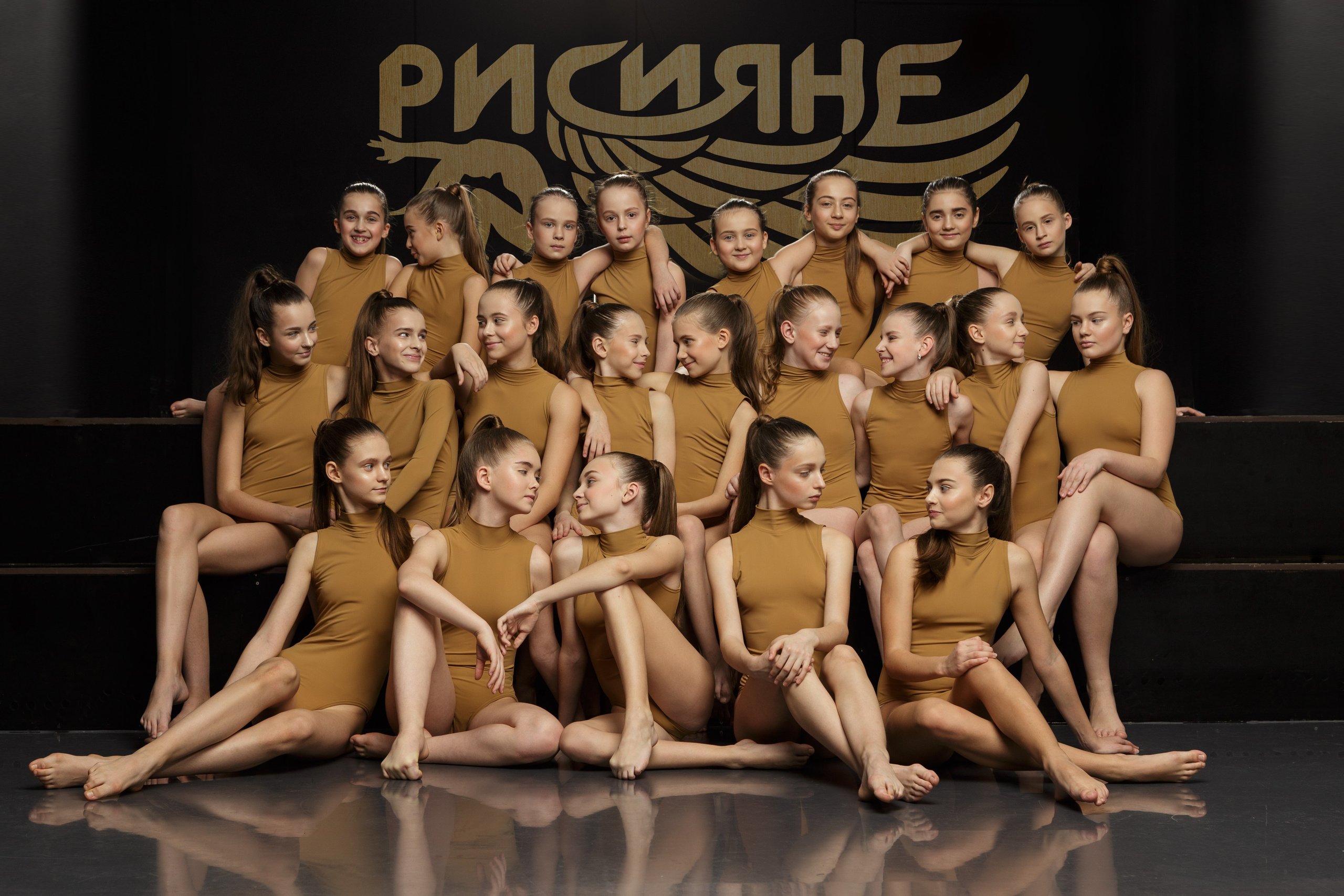 Группа маленьких балерин на репетиции, фото студии балета, профессиональная балетная фотография детей