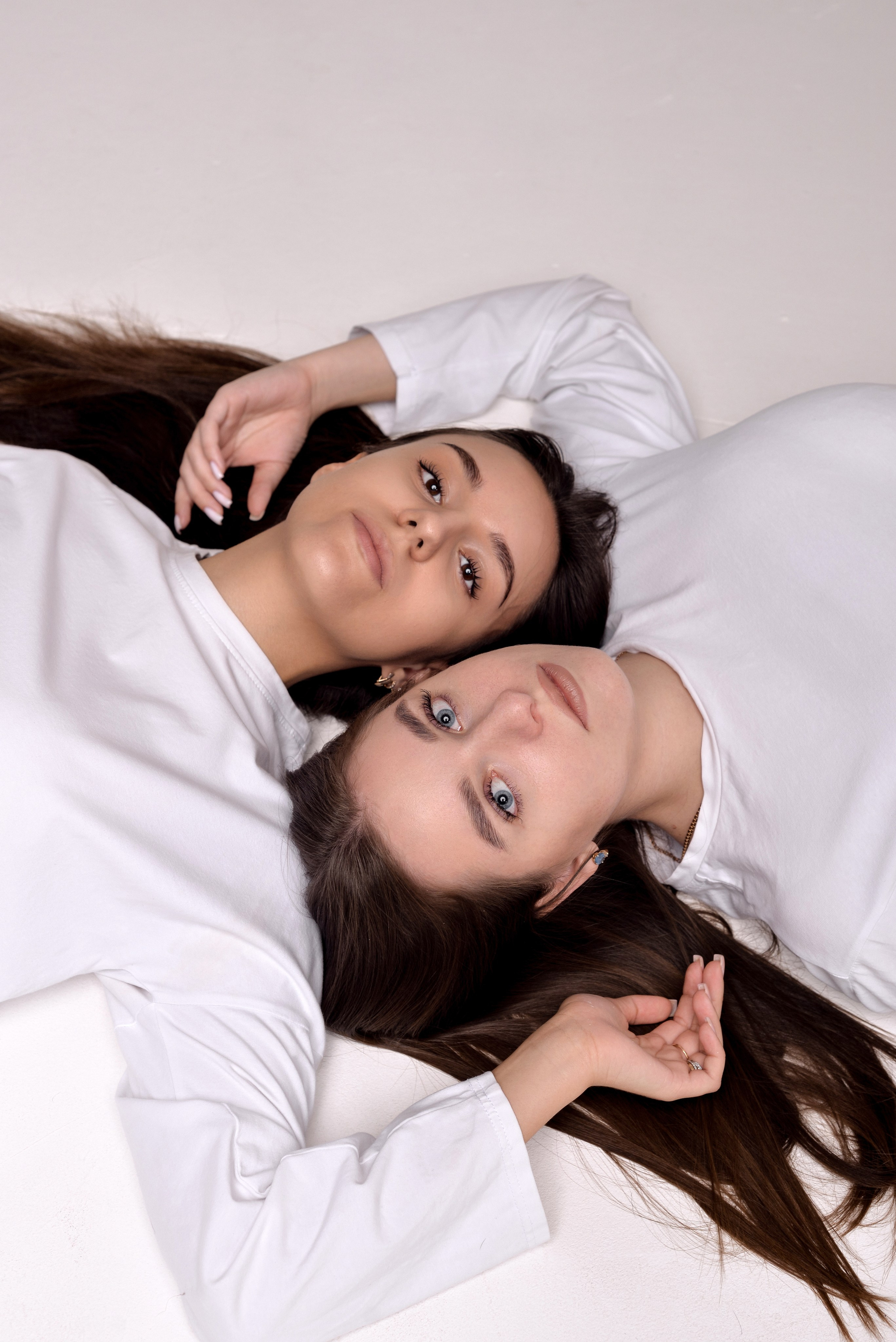 2 подруги на циклораме, Алина и Катя. Семейный и свадебный фотограф Галина Абакумова, фотосессии в Белгороде