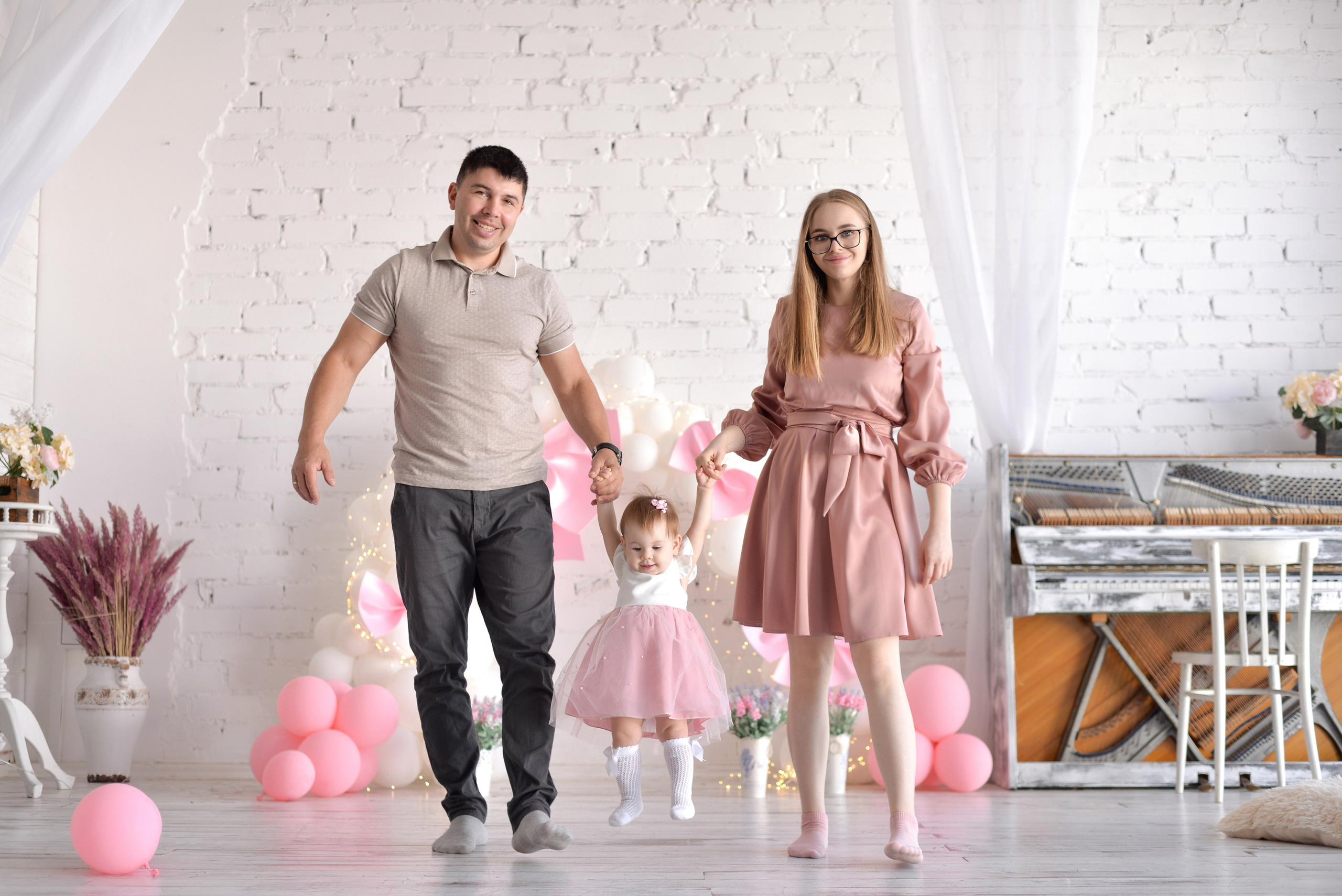 Ариана 1 годик с розовыми бантиками (Рита и Игорь родители). Семейный и свадебный фотограф Галина Абакумова, фотосессии в Белгороде