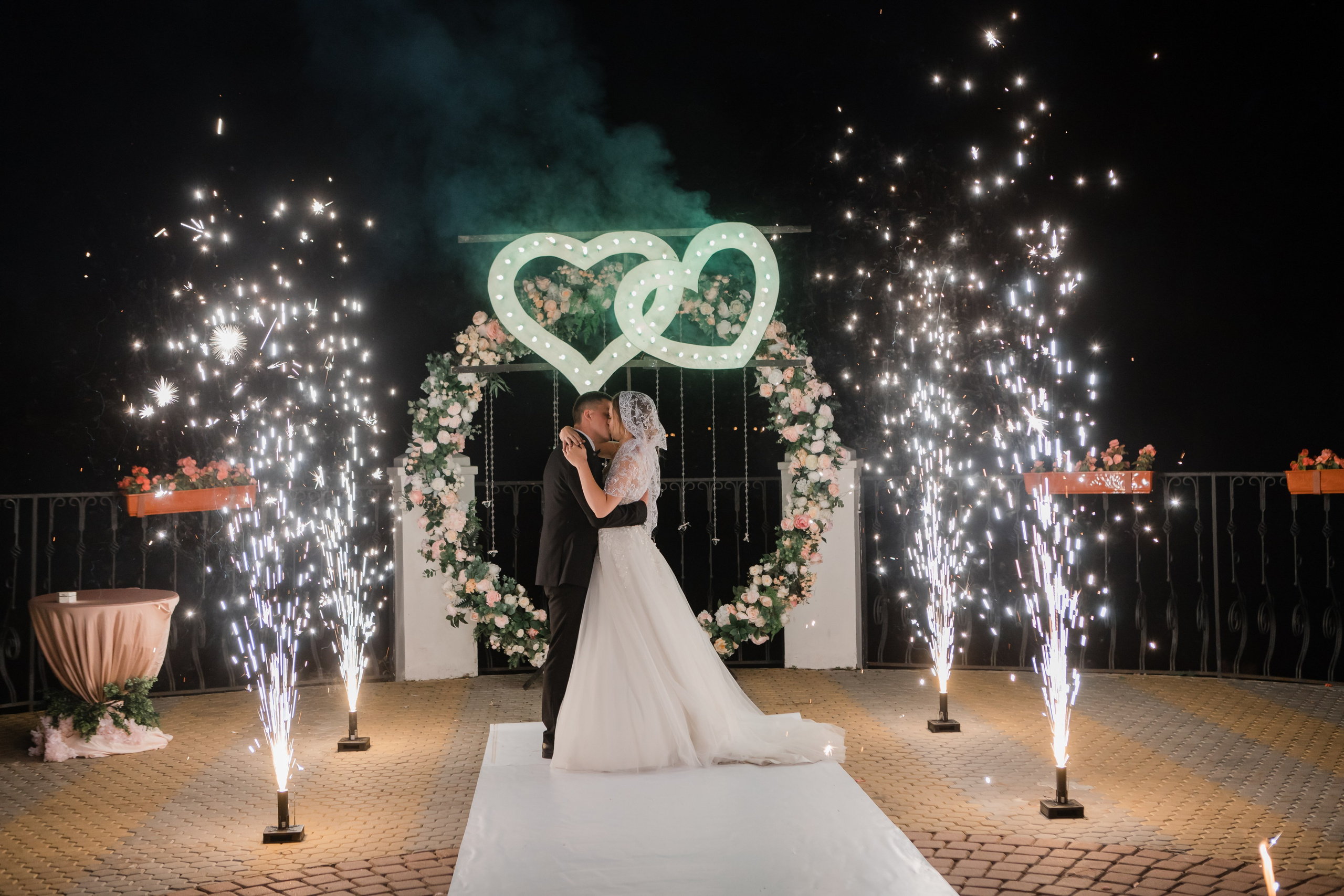 Свадебная фотосъемка Михаила и Ольги. День нашей свадьбы. Видеосъемка и фотосъемка свадеб. Фотограф и оператор на свадьбу. Видеосъемка подкастов, собственная видео-фотостудии. Предметная фотосъемка