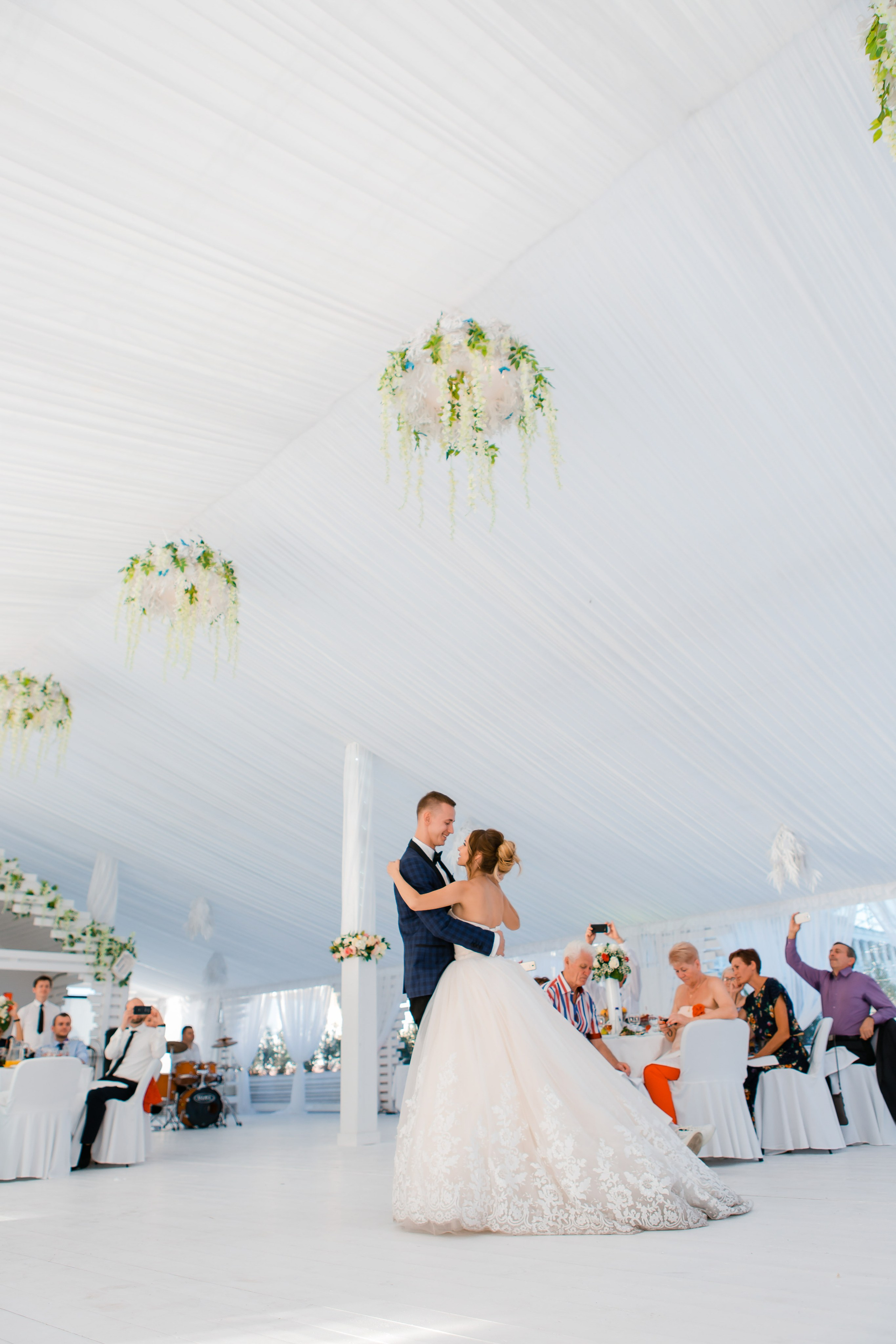 Денис и Ксения. Видеосъемка и фотосъемка свадеб. Фотограф и оператор на свадьбу. Видеосъемка подкастов, собственная видео-фотостудии. Предметная фотосъемка