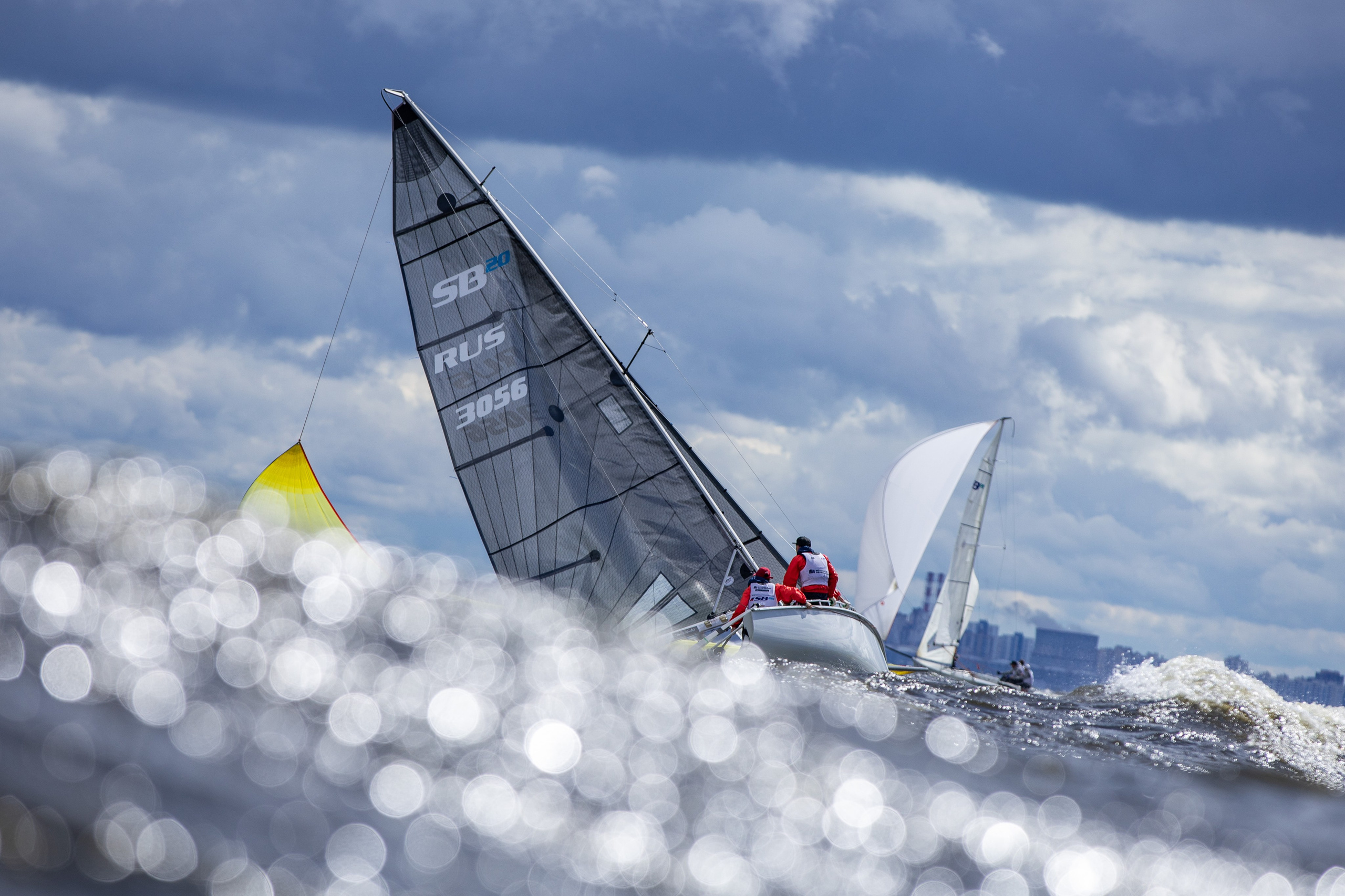 Генакер парусной яхты в воде, яхта лежит в брочинге.