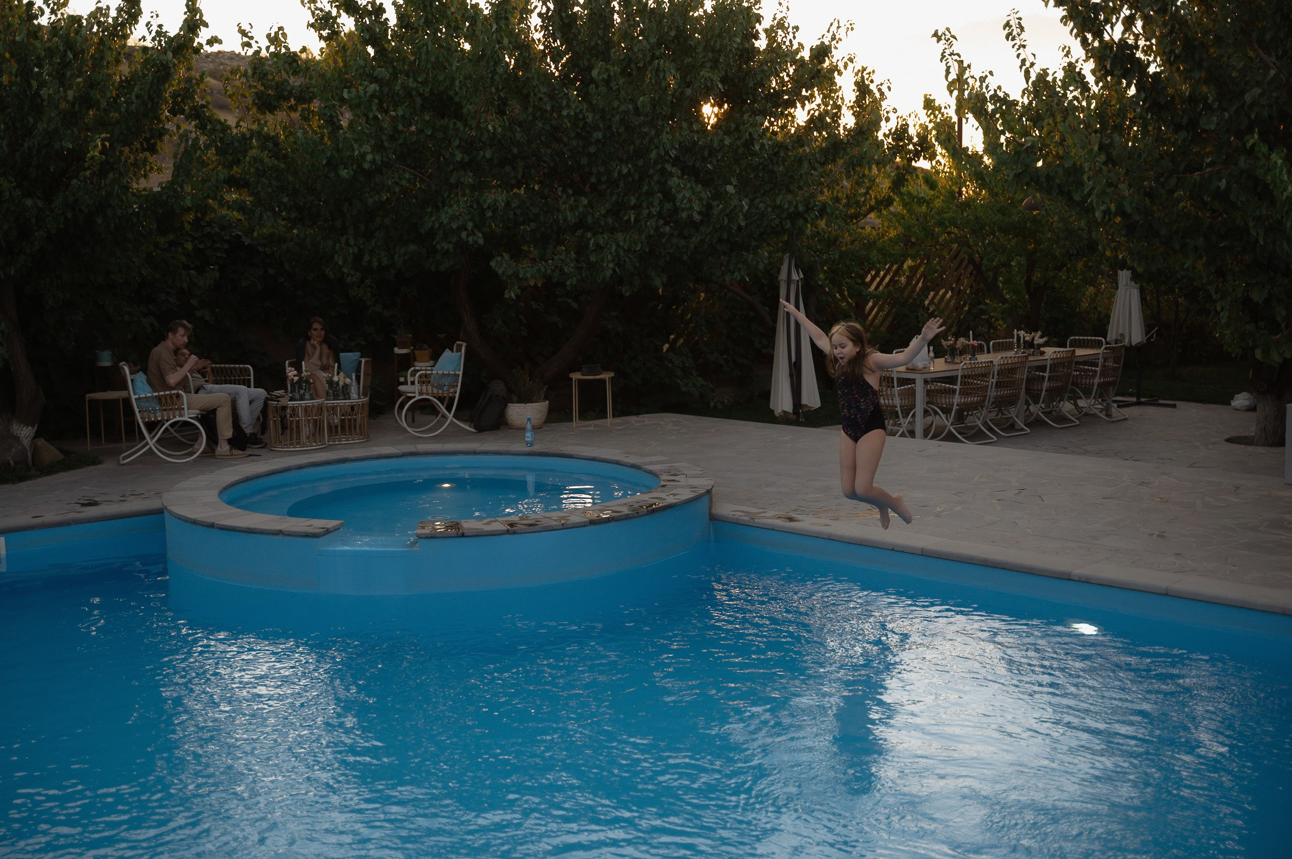 Трогательная свадебная вечеринка в горах Армении. Афина Ефимова. Свадебный фотограф Москва