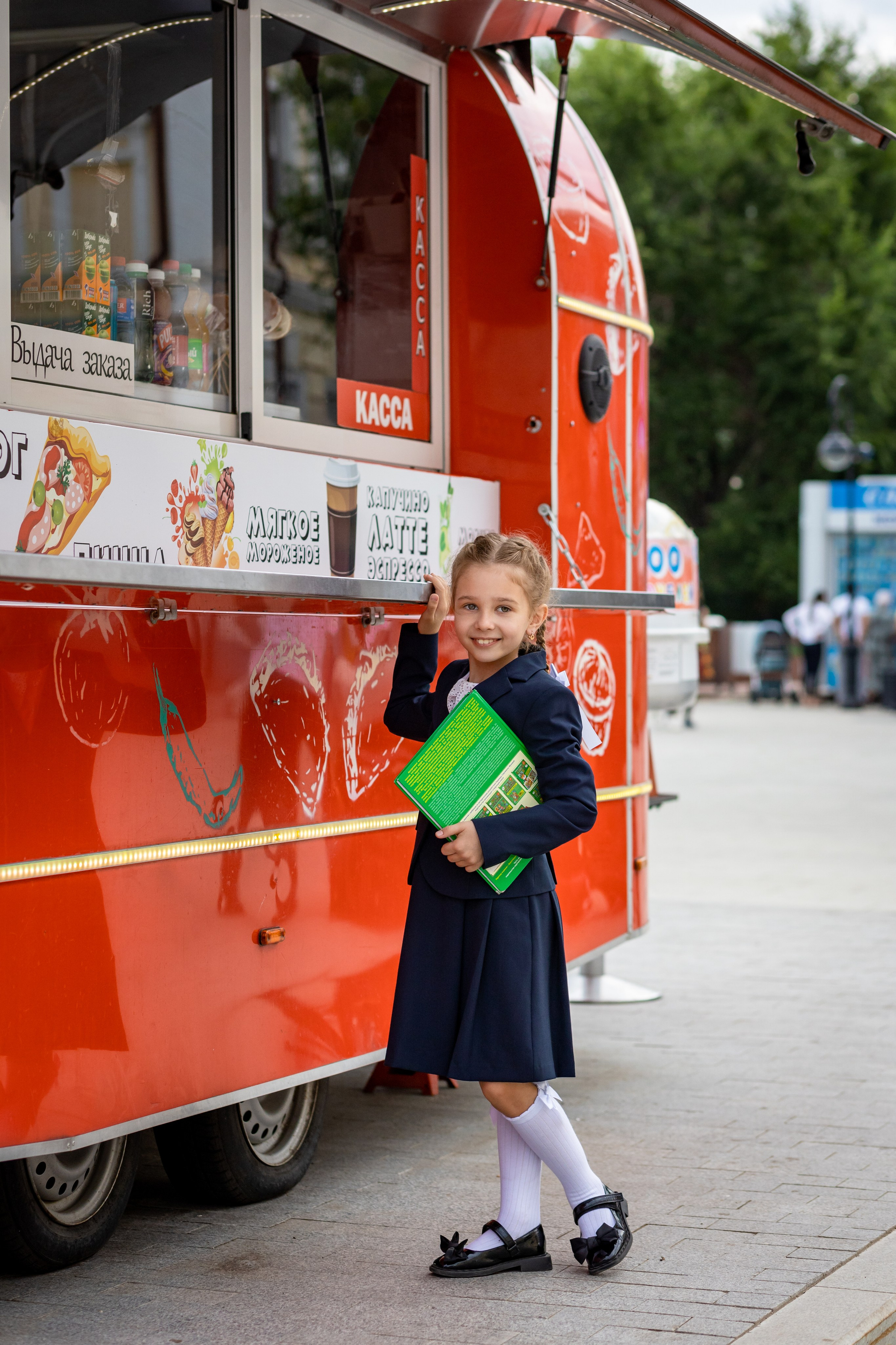 Рома и Белла идут в школу. Фотограф в Оренбурге. Профессиональный фотограф