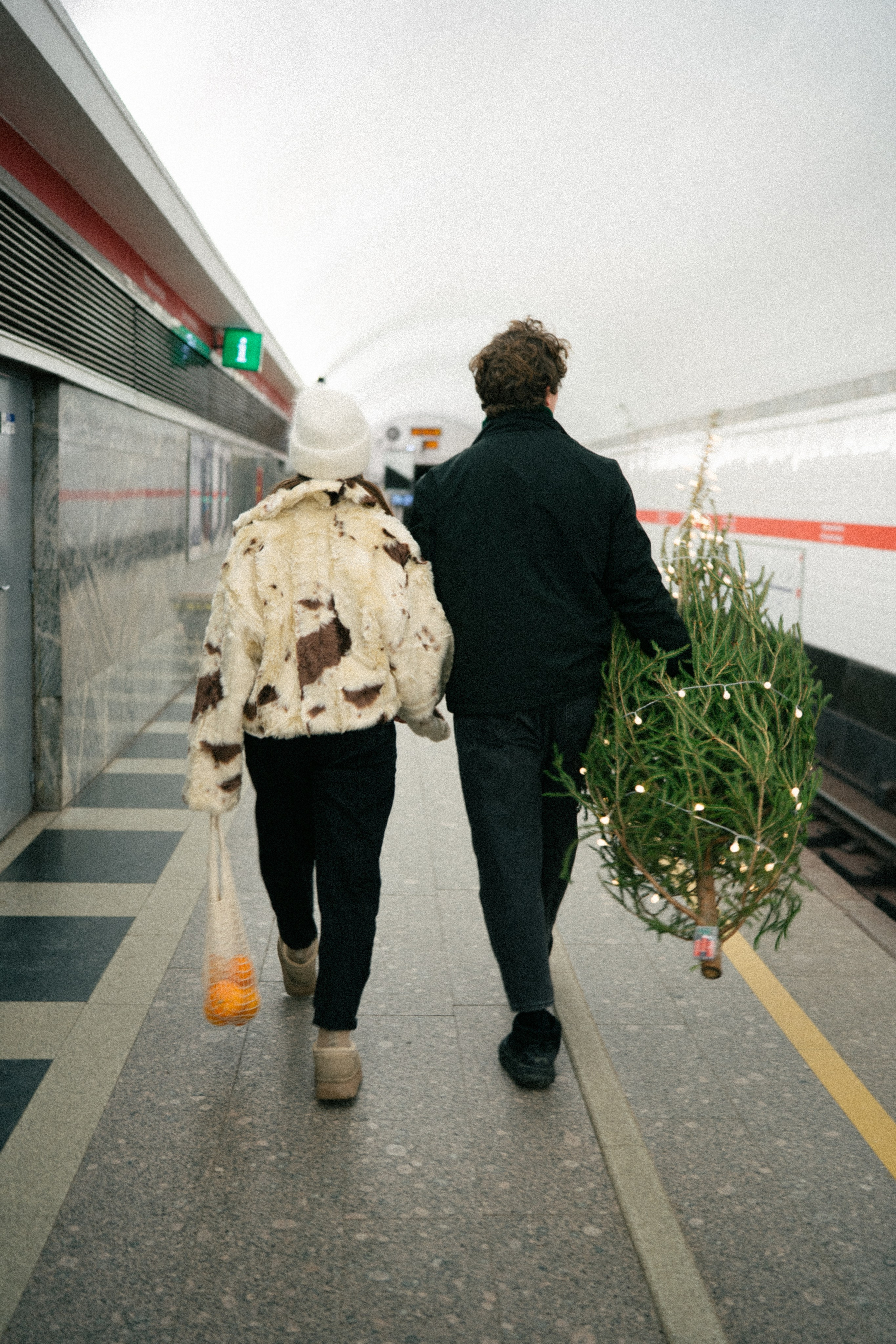 НОВОГОДНЯЯ ПРОГУЛКА ПАРЫ ПО ЧЕРНЫШЕВСКОЙ ПЕРЕД НОВЫМ ГОДОМ. Профессиональный фотограф, Санкт-Петербург — Виктория Богомолова