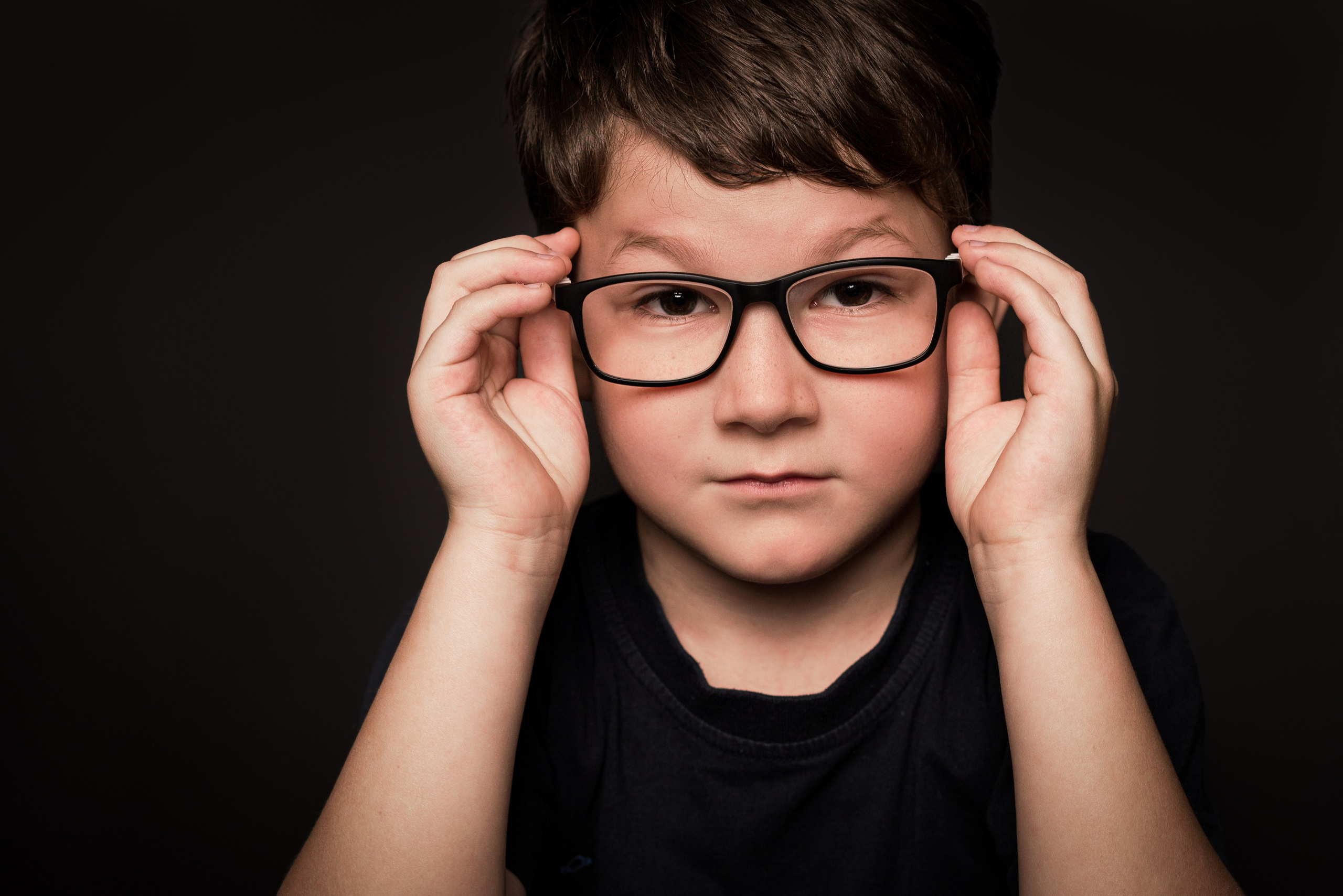 Детский сад, портреты на чёрном фоне. Фотограф Шунова Саша