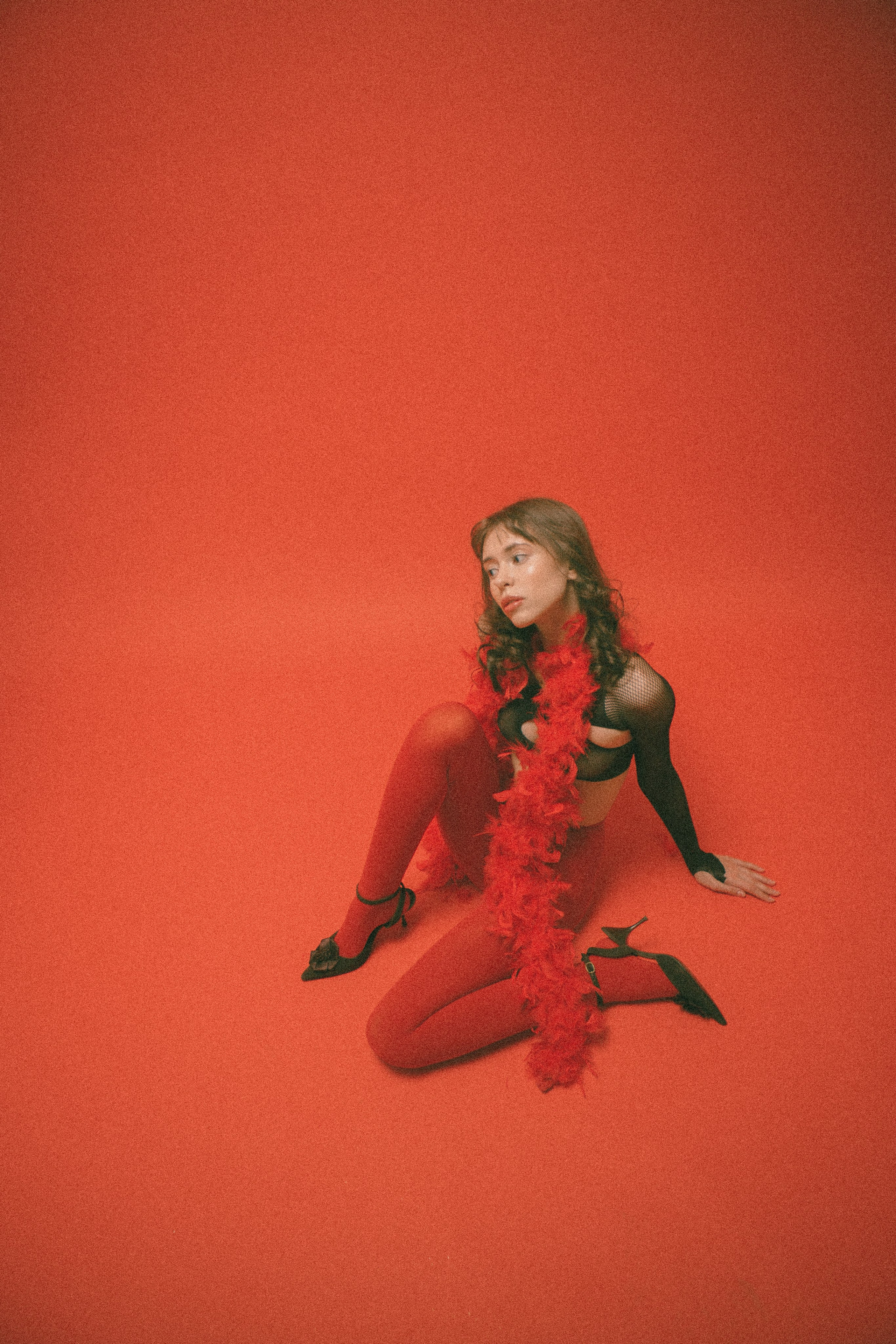 Лиза (Красный фон). Креативный, коммерческий фотограф в Москве