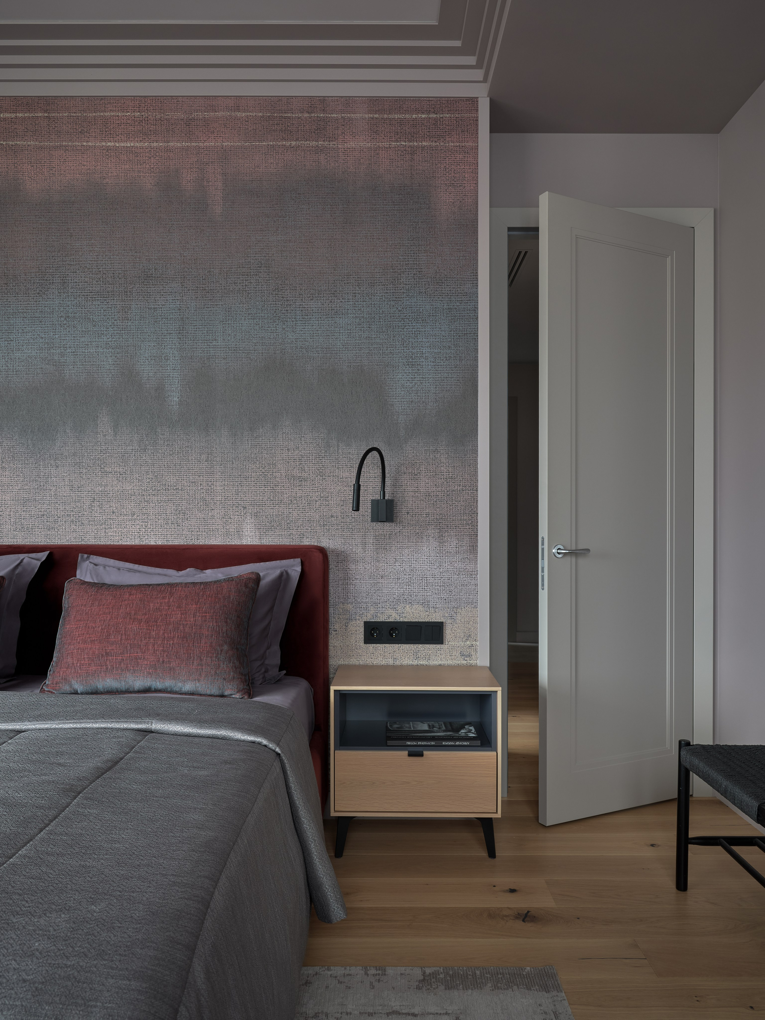 Светлое дерево и фиолетовые акценты. Фотограф Наталья Вершинина