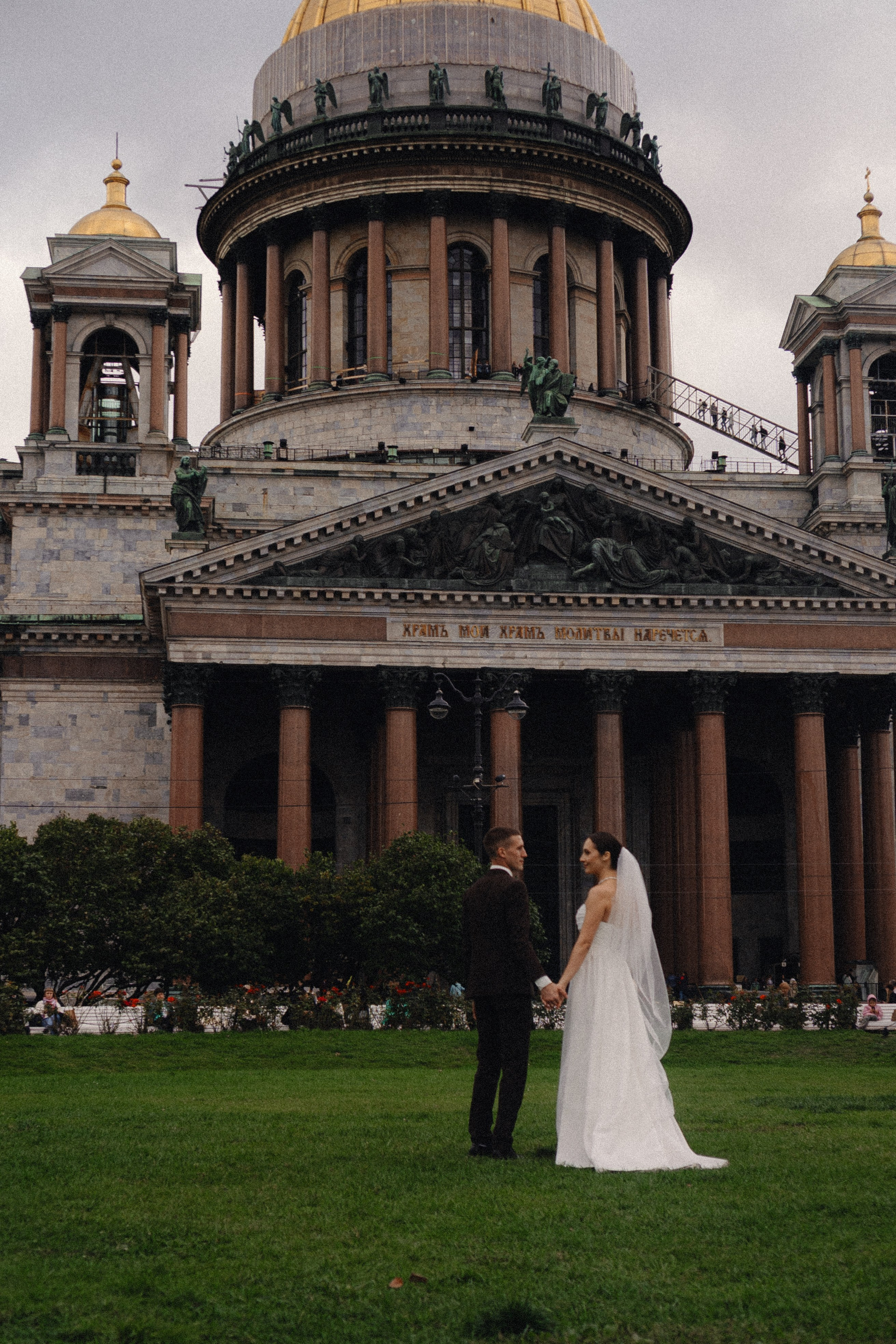 СВАДЕБНАЯ ПРОГУЛКА В САНТК-ПЕТЕРБУРГЕ (ИСАКИЕВСКИЙ СОБОР, ЗИМНЯЯ КАНАВКА, ЭРМИТАЖ И БОЛЬШАЯ МОРСКАЯ УЛИЦА). Профессиональный фотограф, Санкт-Петербург — Виктория Богомолова