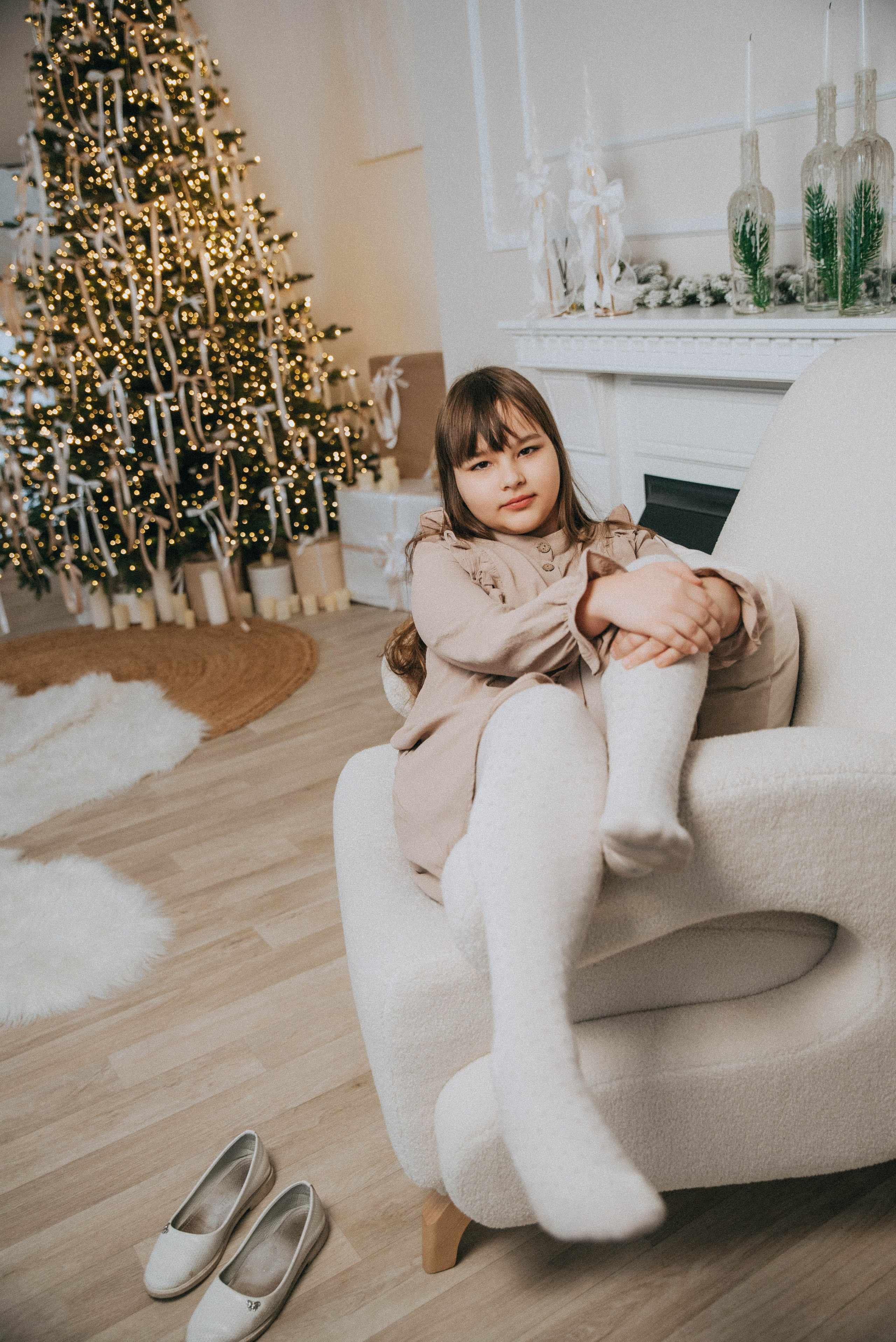 Новогодняя фотосессия девочка у ёлки, золотые огоньки