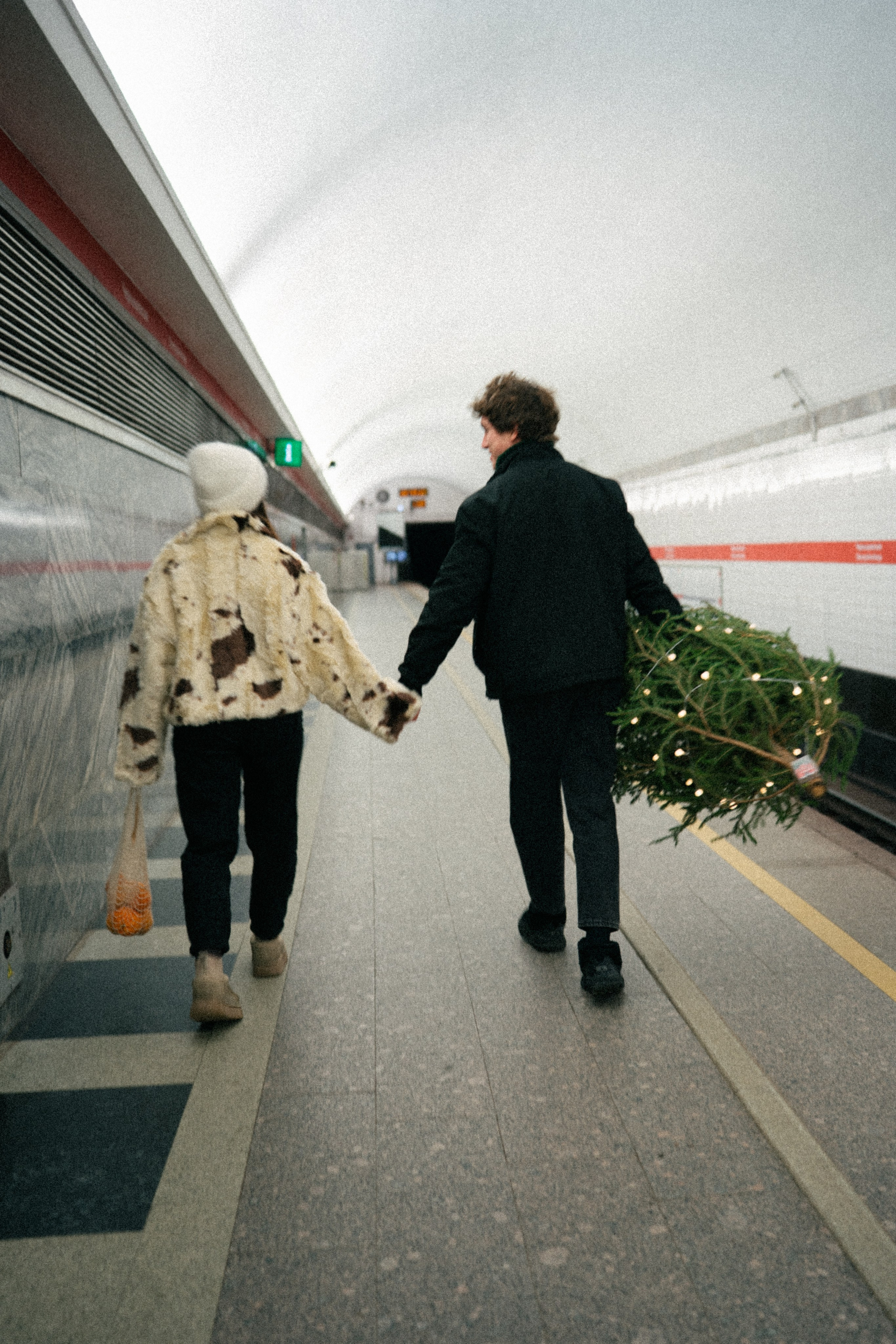 НОВОГОДНЯЯ ПРОГУЛКА ПАРЫ ПО ЧЕРНЫШЕВСКОЙ ПЕРЕД НОВЫМ ГОДОМ. Профессиональный фотограф, Санкт-Петербург — Виктория Богомолова