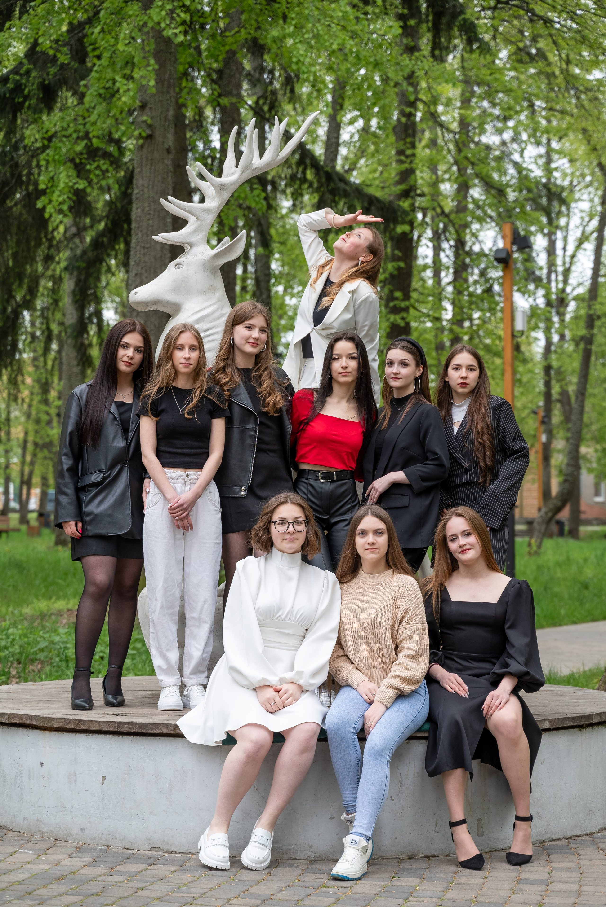 Осенние фотосессии классов в городе для ваших выпускных альбомов. Выпускные альбомы в городе Саров