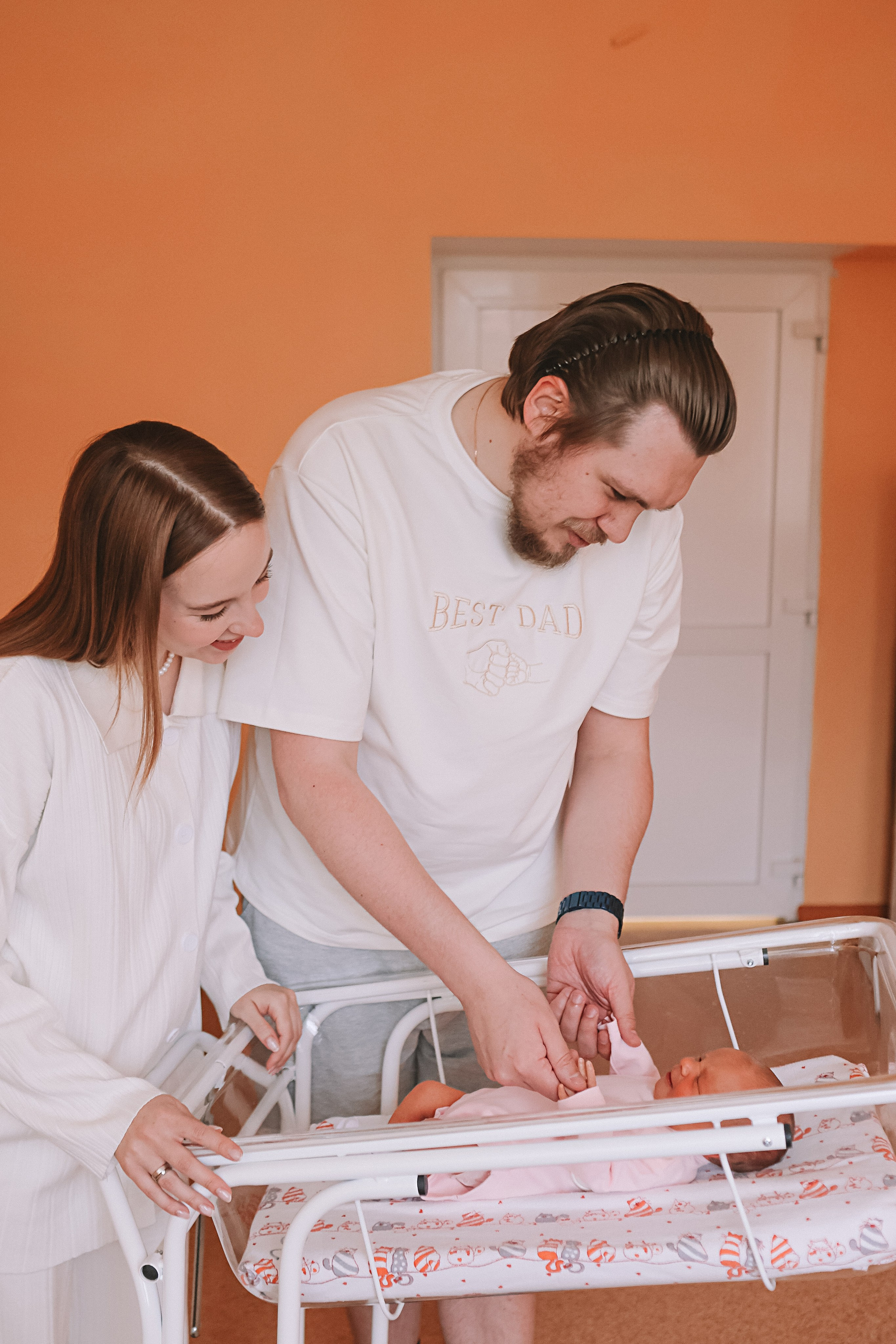 Выписка палата+внизу ПЦЭ. Семейный фотограф Тюмень, фотограф на роды Салмина Мария