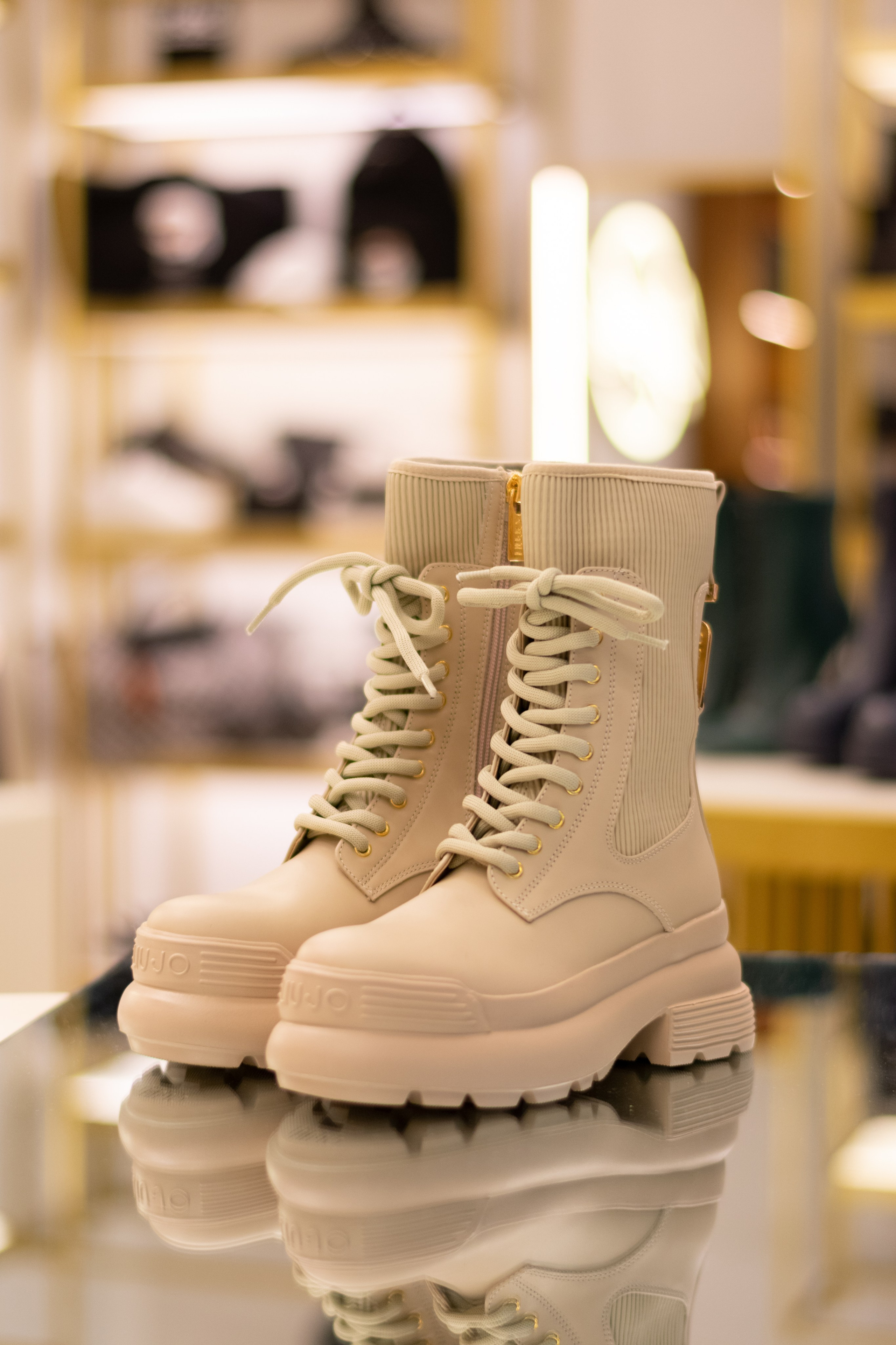 Для организаций. Предметная фотосессия для обувного магазина Capsula. Фотограф/видеограф Богдан Голованов