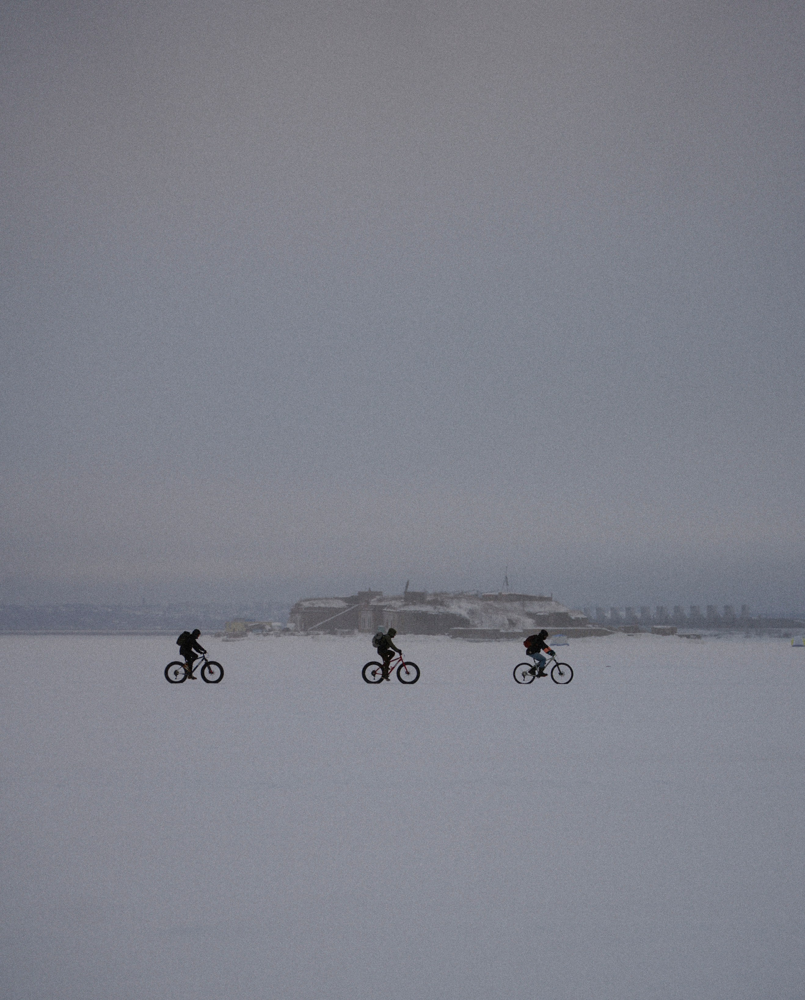 2026. Стрит-фотография, полная абсурда, идиотизма и красоты