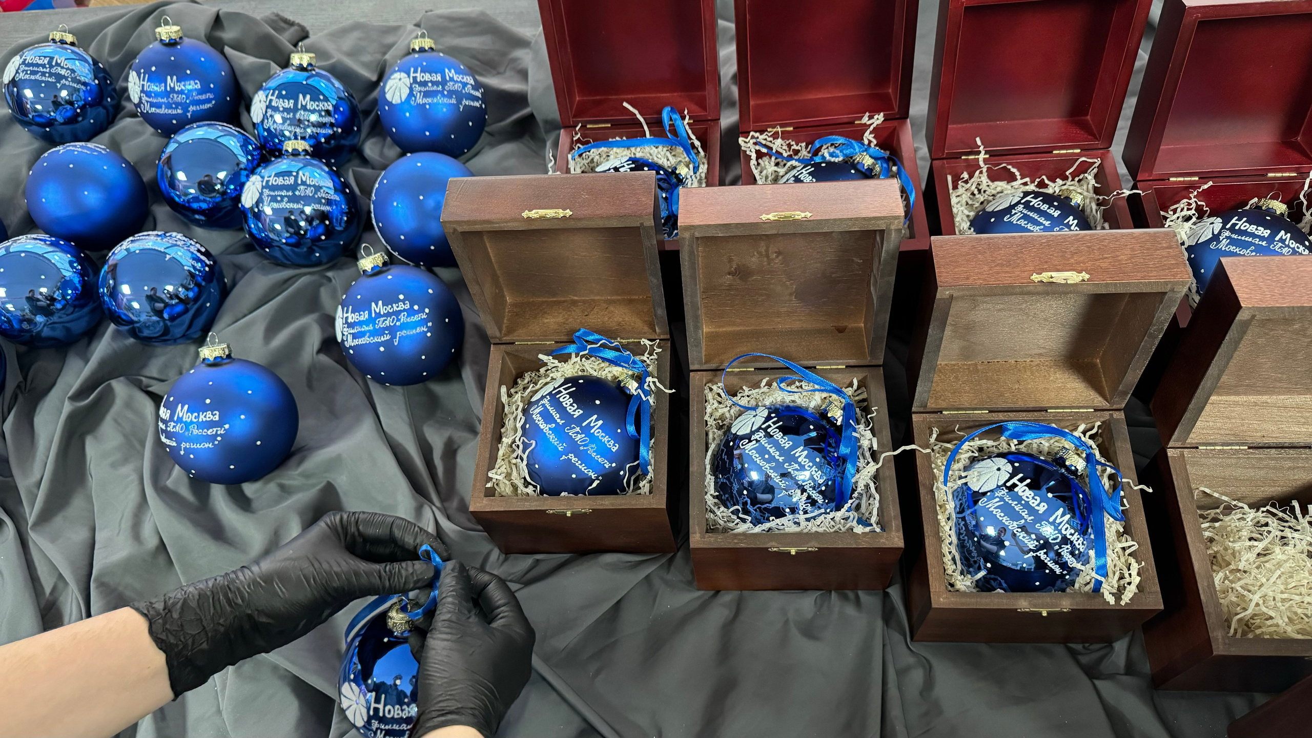 ArtSHARm- наше портфолио по ёлочным шарам с ручной росписью. Художественная ручная роспись елочных шаров, корпоративные подарки и восковые аромасвечи