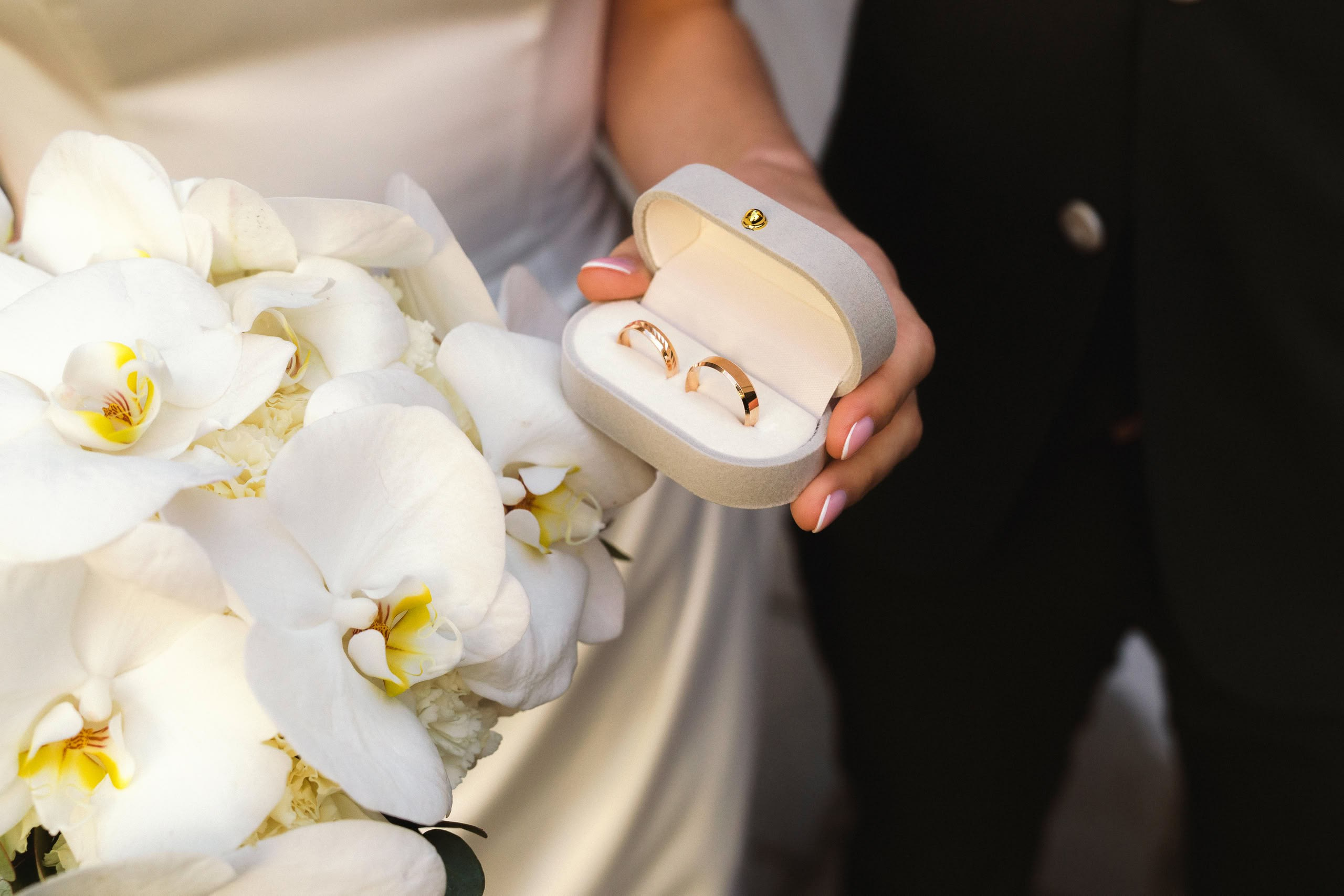 Кольца и перед регистрацией в ЗАГСе Адмиралтейского района, деталь крупным планом.