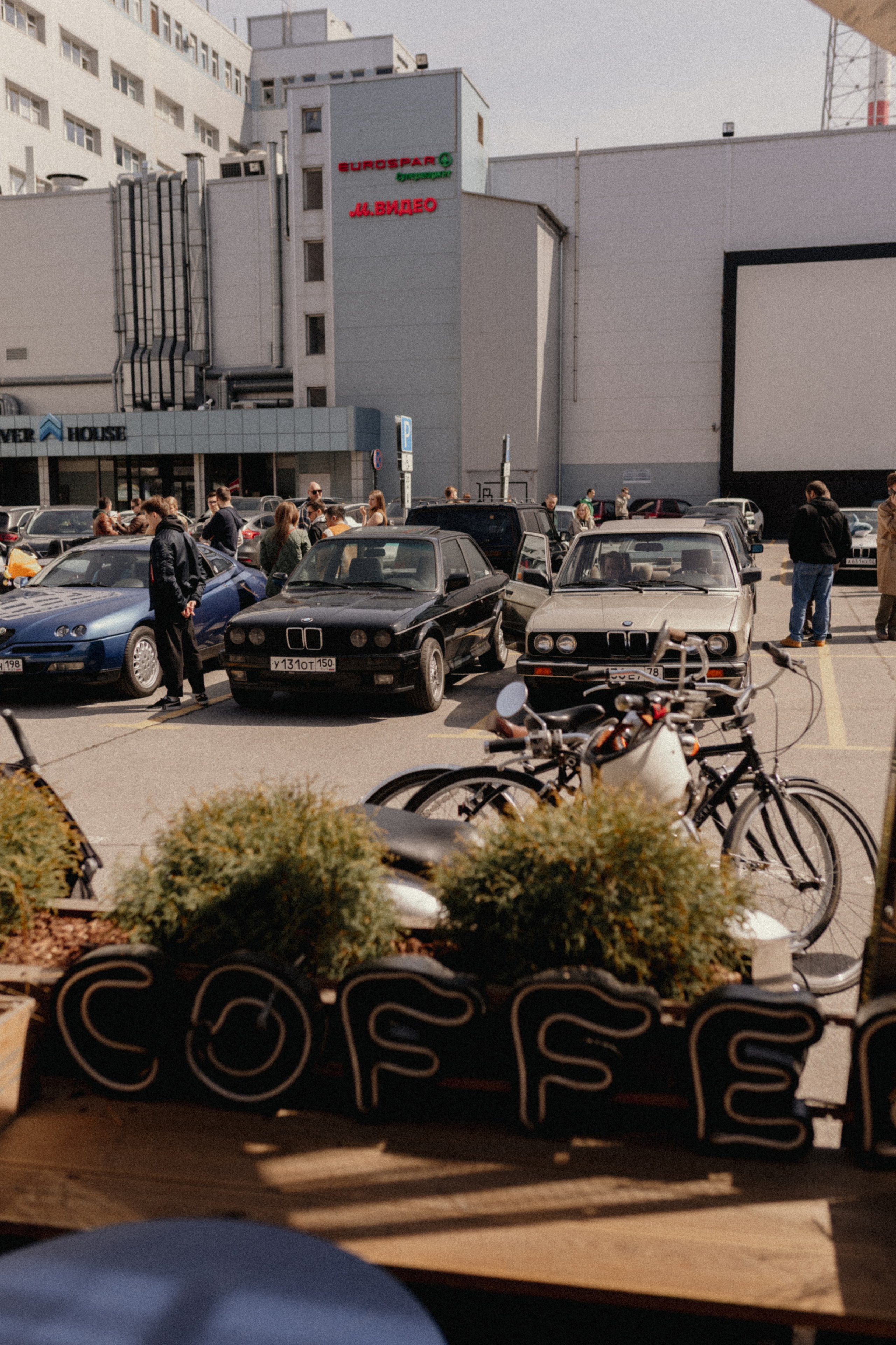 CARS and COFFE. Happiness is in the moments