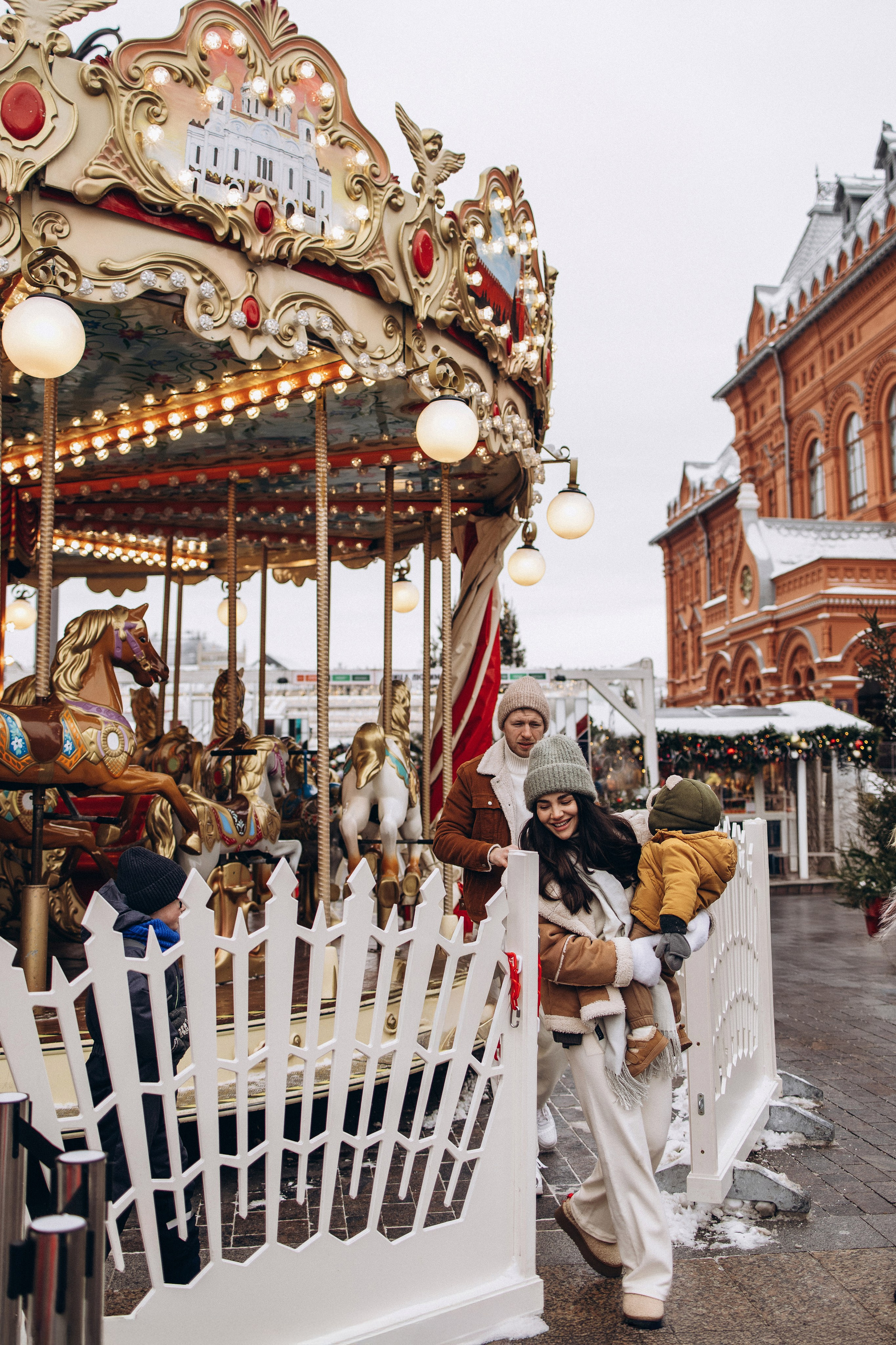 Марьям, Михаил и Лев на Рождественской ярмарке. Семейный фотограф в Москве Марина Петра